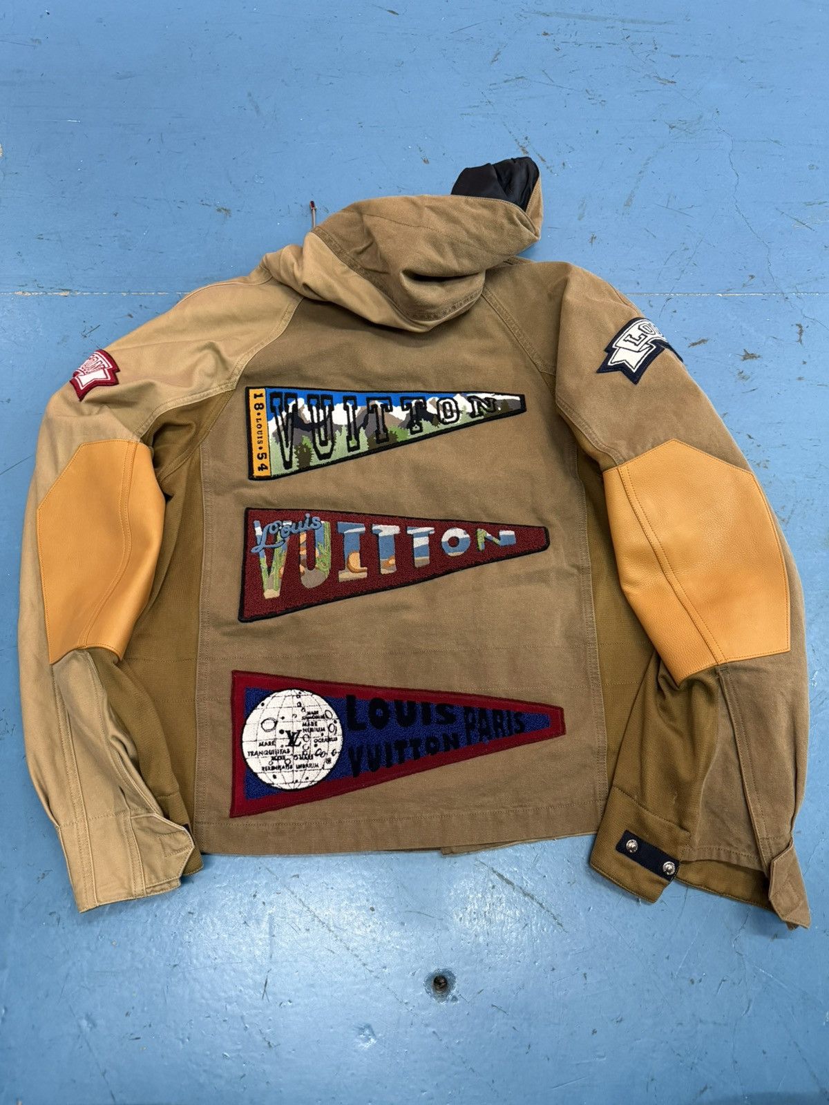 Louis Vuitton LOUIS VUITTON BROWN PARKA Size US L / EU 52-54 / 3 - 2 Thumbnail