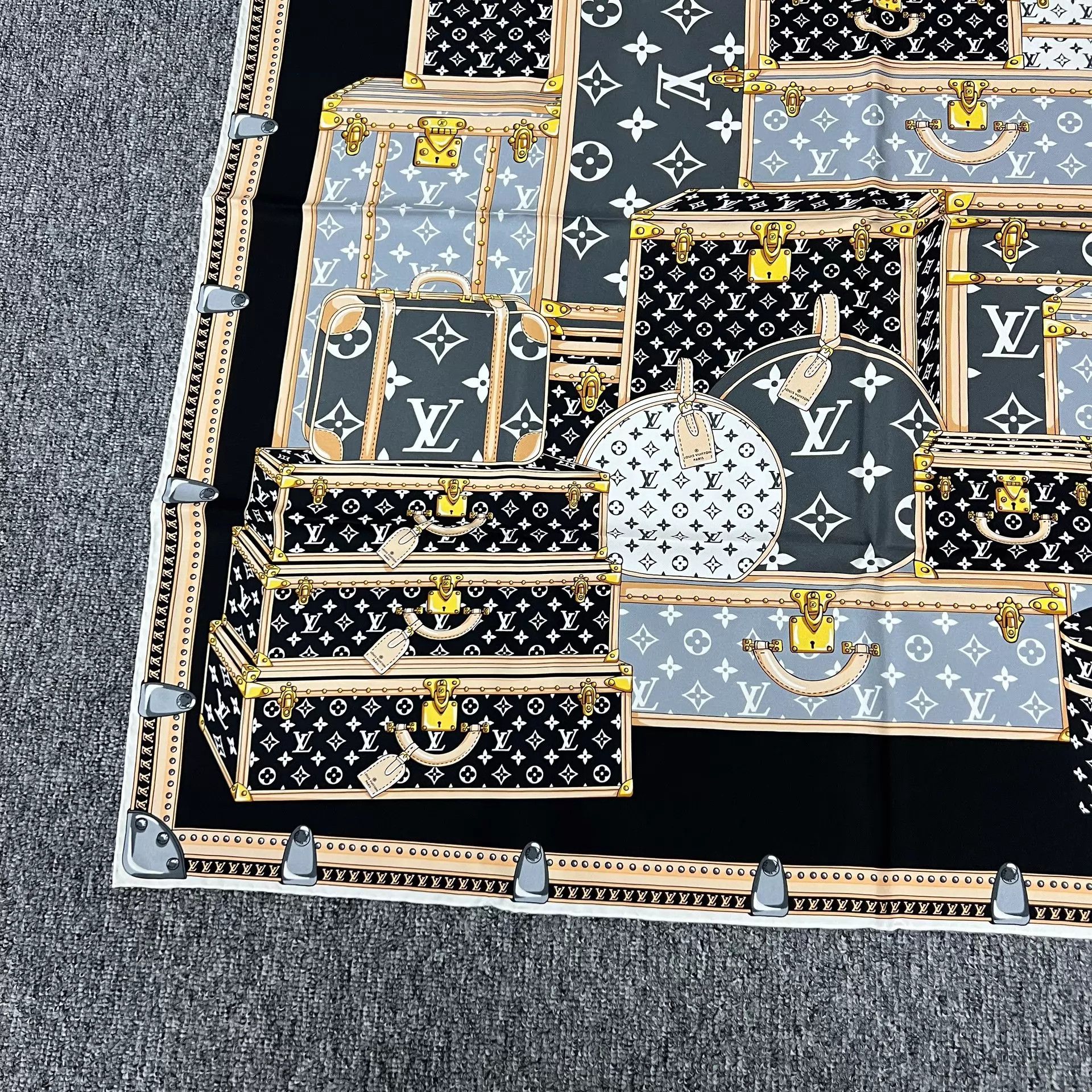 Louis Vuitton LV Xmas Monogram Trunk Silk Scarf 90x90cm Unused Size ONE SIZE - 5 Thumbnail