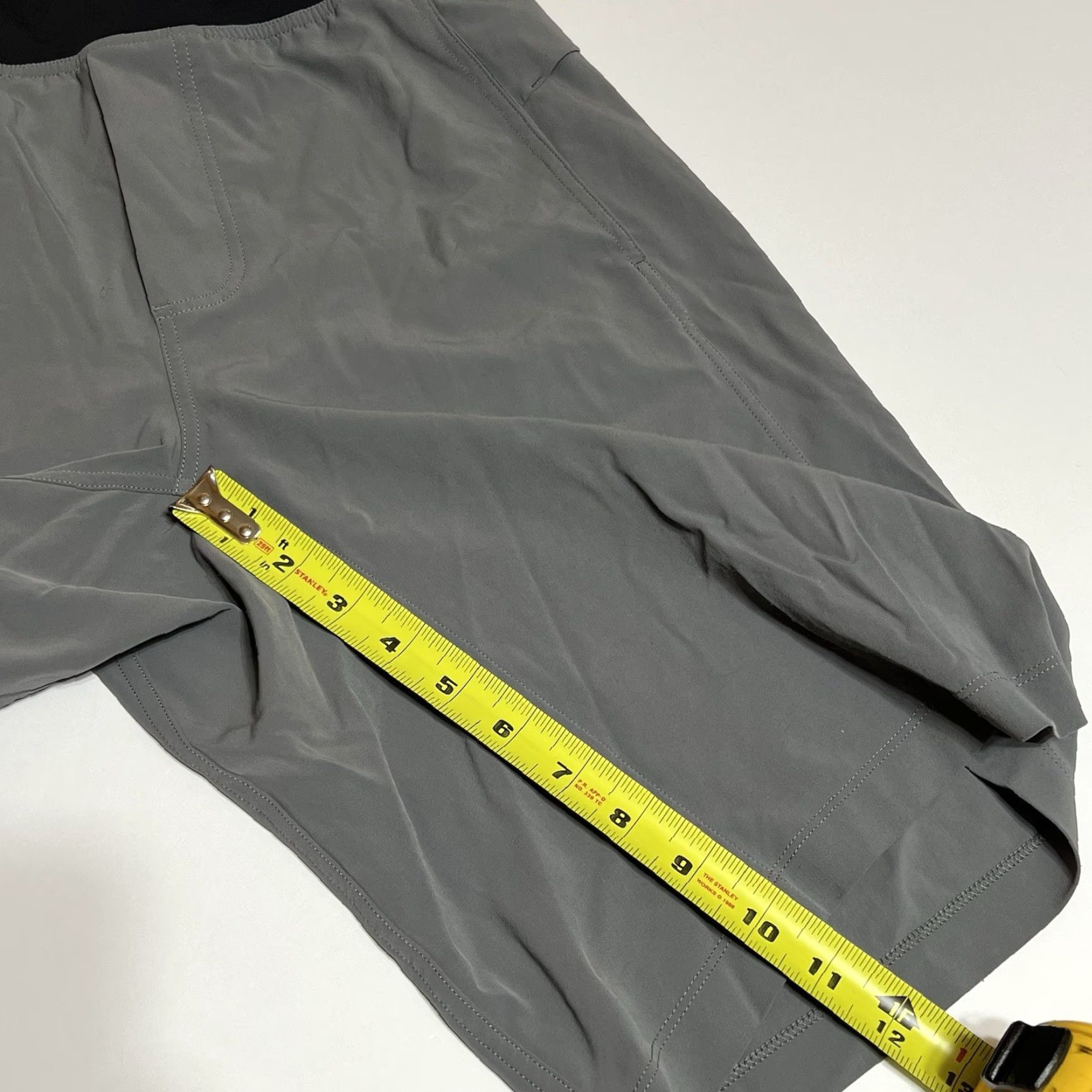 Lululemon Lululemon Training Shorts 10” Men’s Medium Gray Drawstrings Athletic Activewear Pockets Size US 31 - 5 Thumbnail