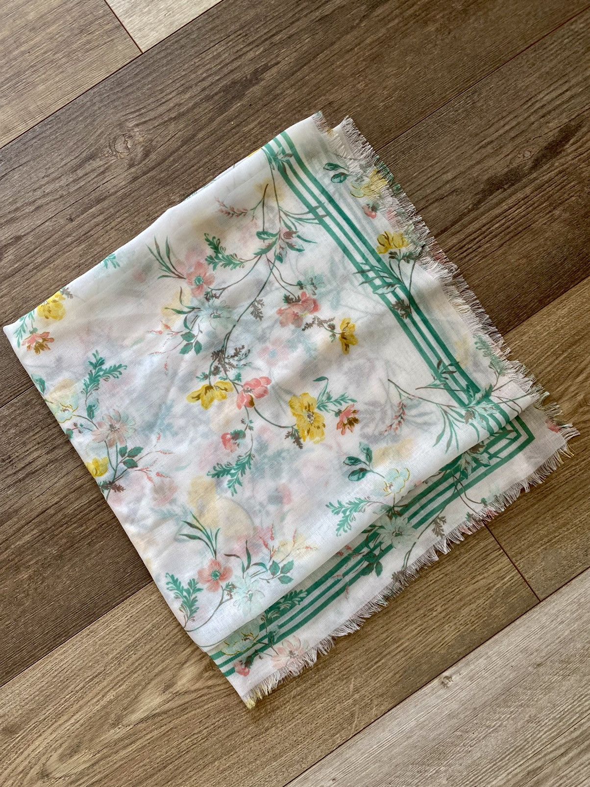 Other BEAUTIFUL VINTAGE LARGE FRAYED FLORAL SHAWL SCARF Size ONE SIZE - 1 Thumbnail