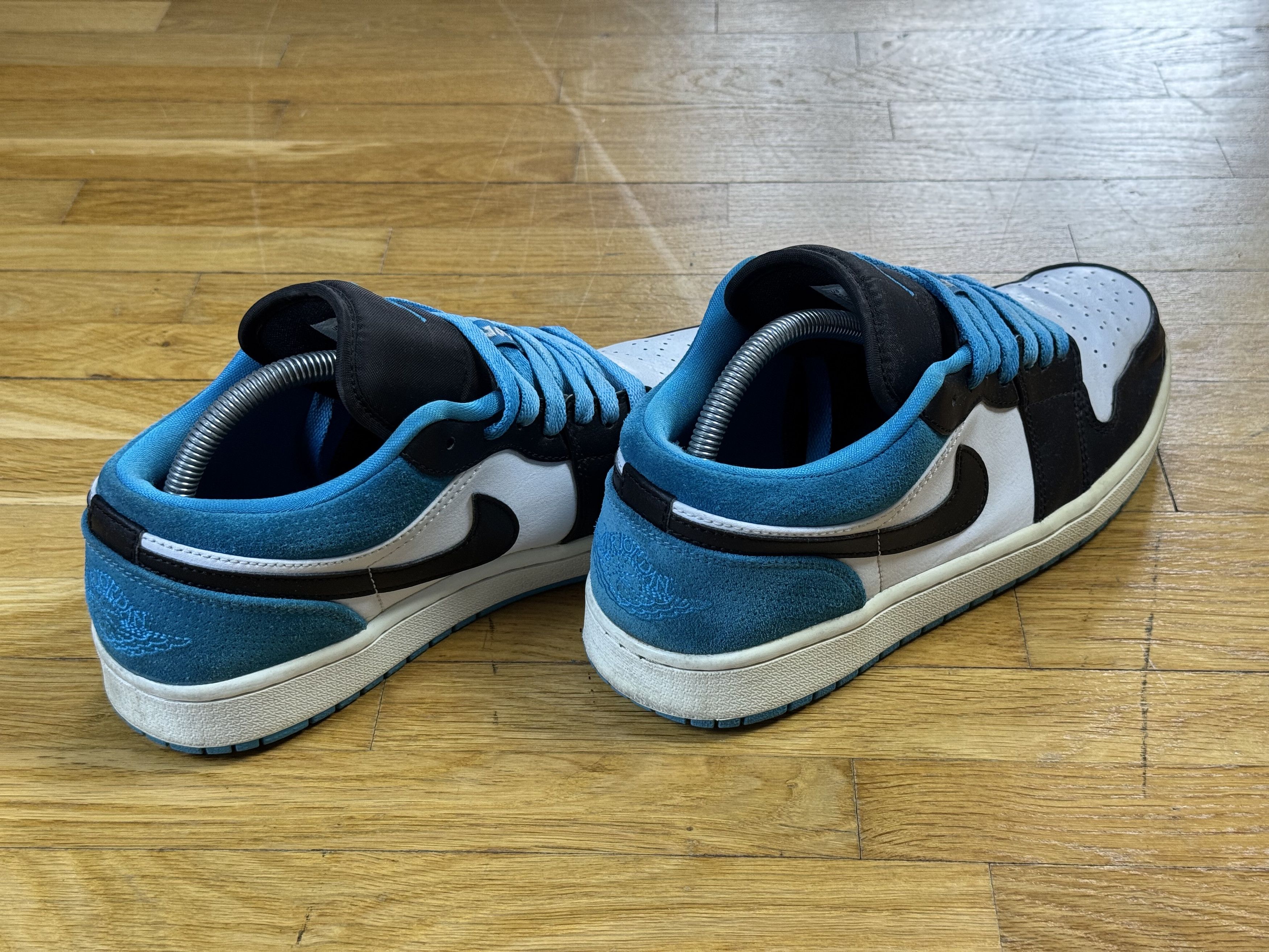 Nike Shoe NIKE AIR JORDAN 1 Low SE Size US 8.5 / EU 41-42 - 6 Thumbnail