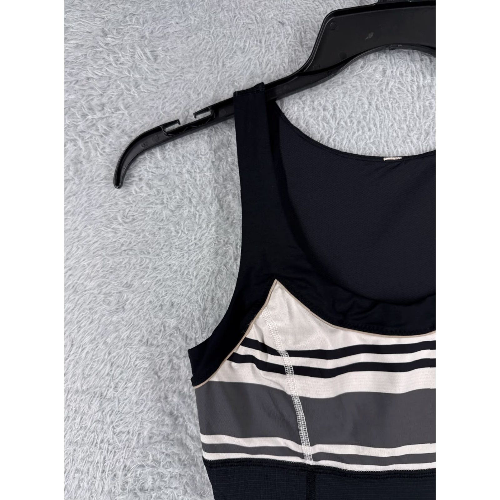Lululemon Lululemon Shirt Women 4 Black White Run Ta Ta Topper Silverescent Running W1D10S Size S / US 4 / IT 40 - 3 Thumbnail