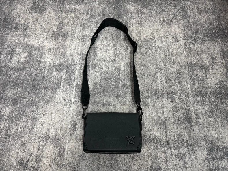 Louis Vuitton Louis Vuitton TAKEOFF Small Messenger Bag Size ONE SIZE - 6 Thumbnail