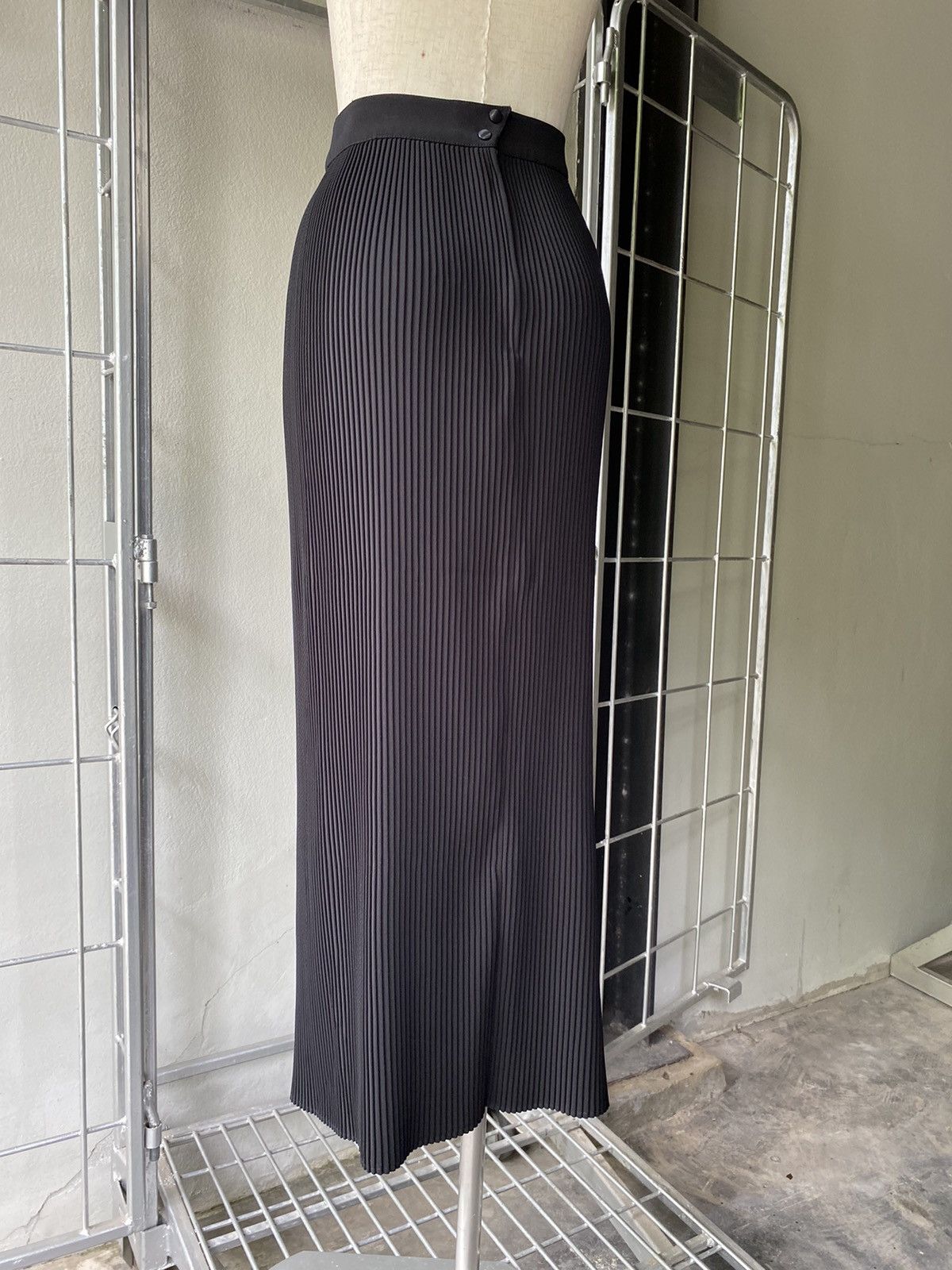 Thierry Mugler Thierry Mugler pleated black skirt Size 25" / US 0 / IT 36 - 15 Thumbnail