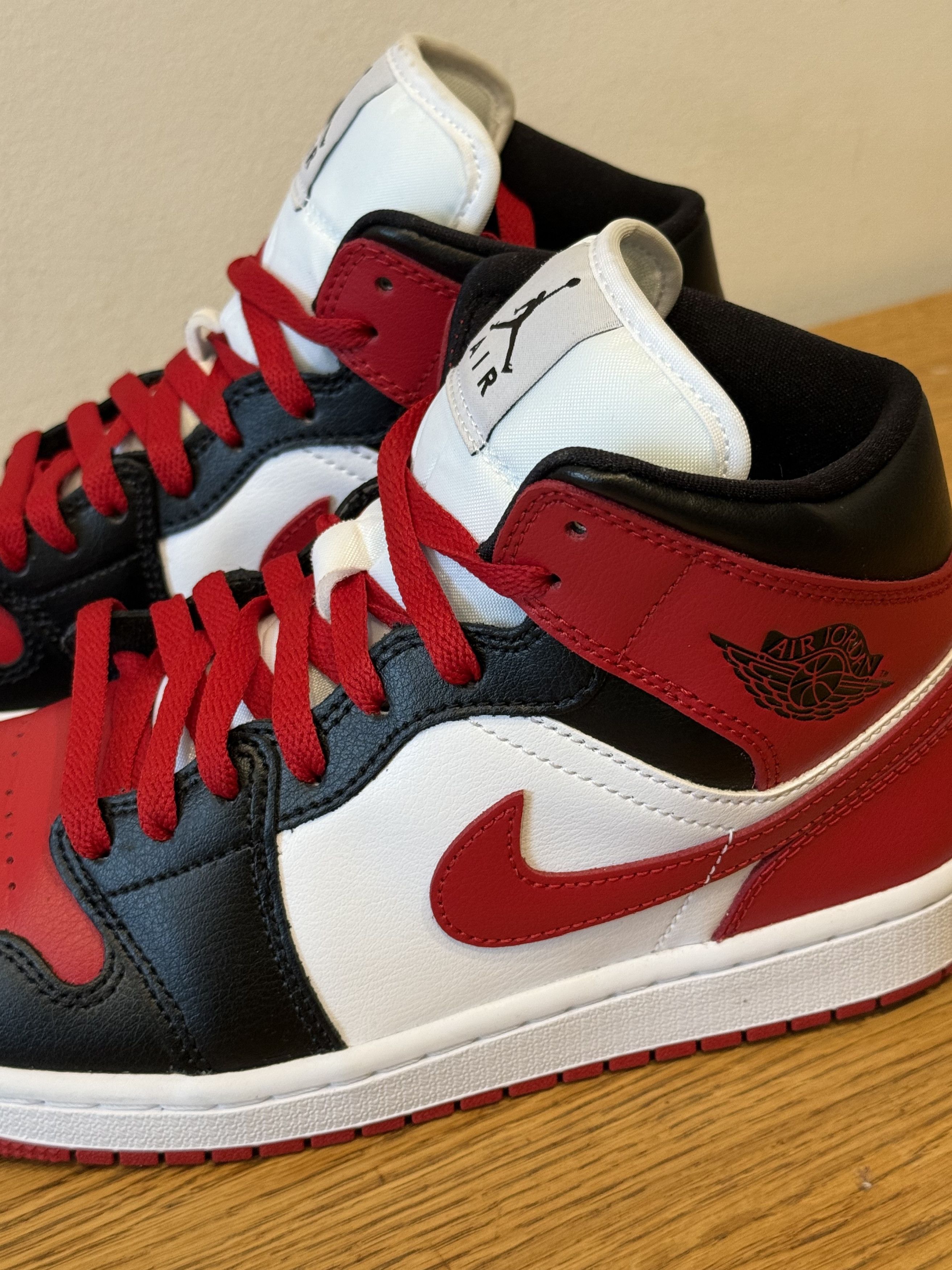 Jordan Brand Air Jordan 1 Mid Size US 9 / IT 39 - 5 Thumbnail