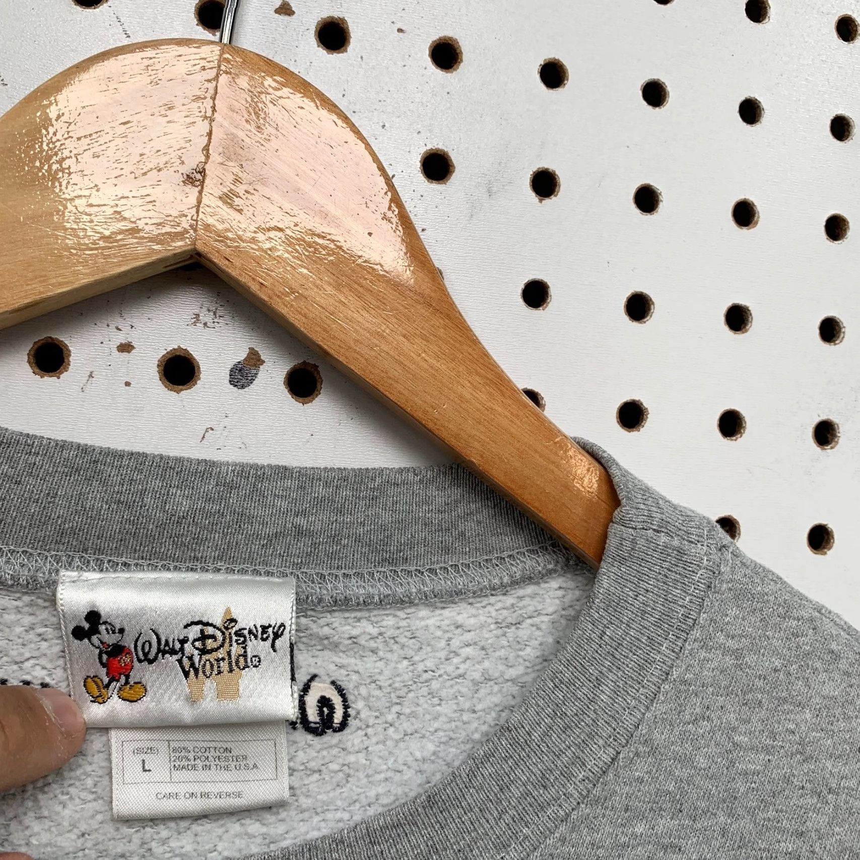 Disney VINTAGE Disney Sweatshirt Mens Large Gray Embroidered Mickey Mouse Crewneck USA Size US L / EU 52-54 / 3 - 3 Thumbnail