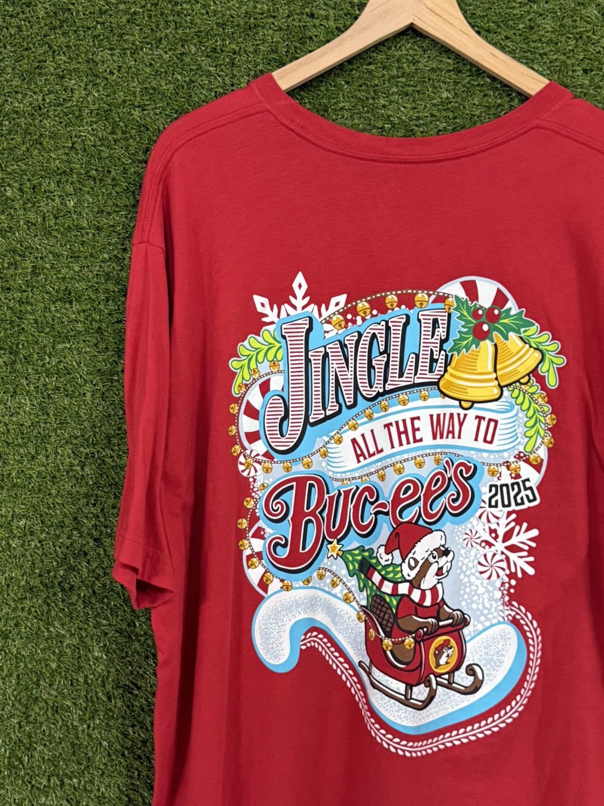 Vintage Buc-ee's Jingle Bells Christmas XMas Red Beaver Logo Tee 3XL Size US XXL / EU 58 / 5 - 2 Thumbnail