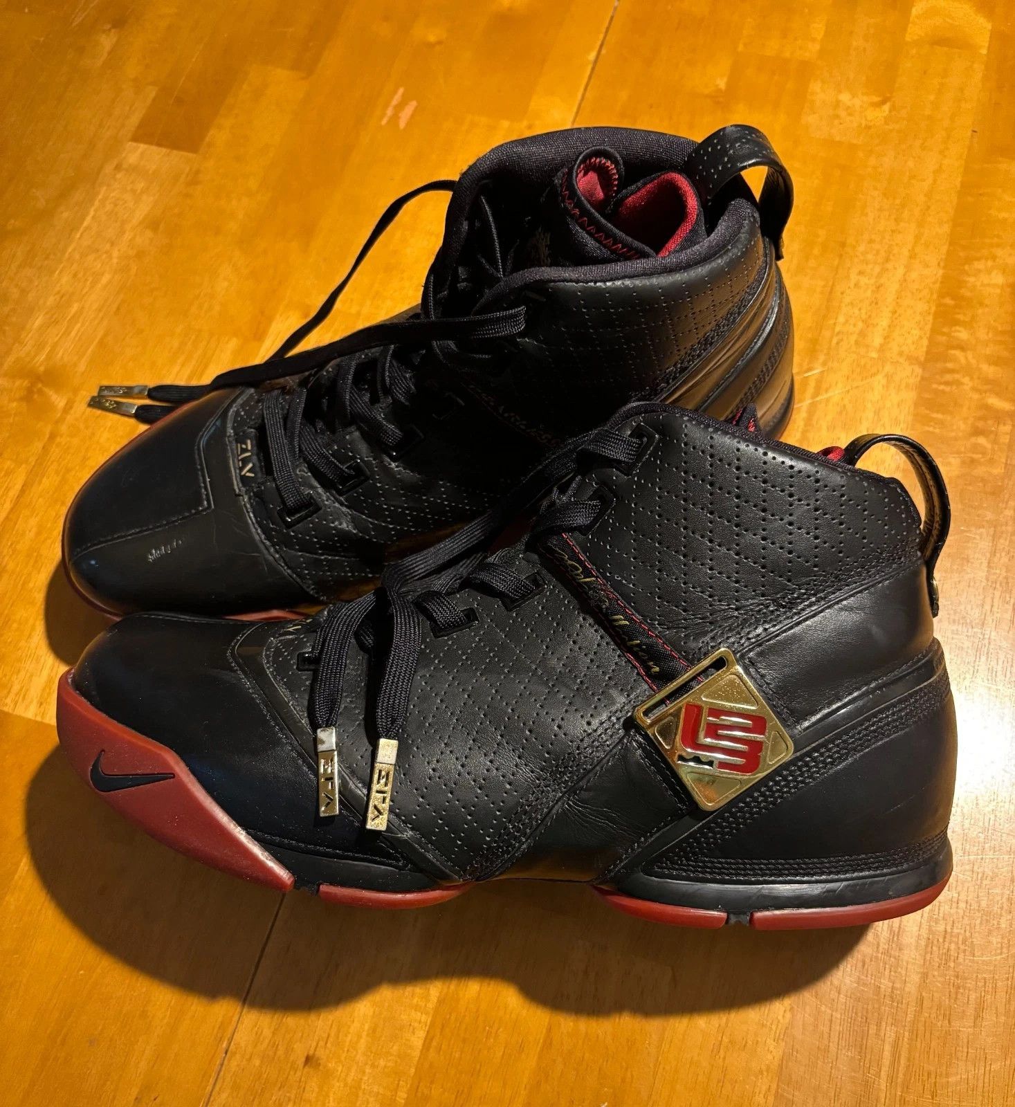 Nike 2007 LeBron 5 Black Crimson Metallic Gold Size US 12 / EU 45 - 6 Thumbnail