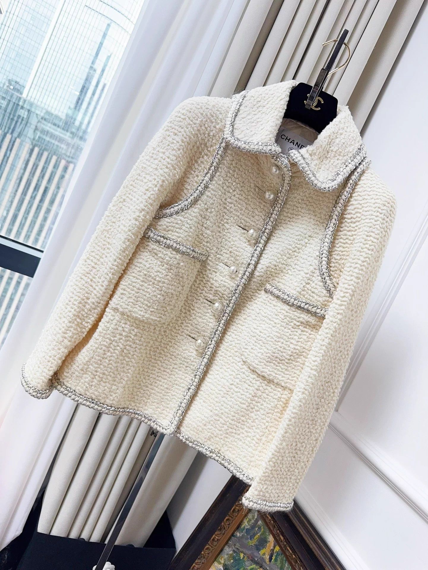 Chanel Chanel 17K Ivory Silver Trim 2Pkt PearlBtn TweedJacket 36 Size XS / US 0-2 / IT 36-38 - 1 Thumbnail