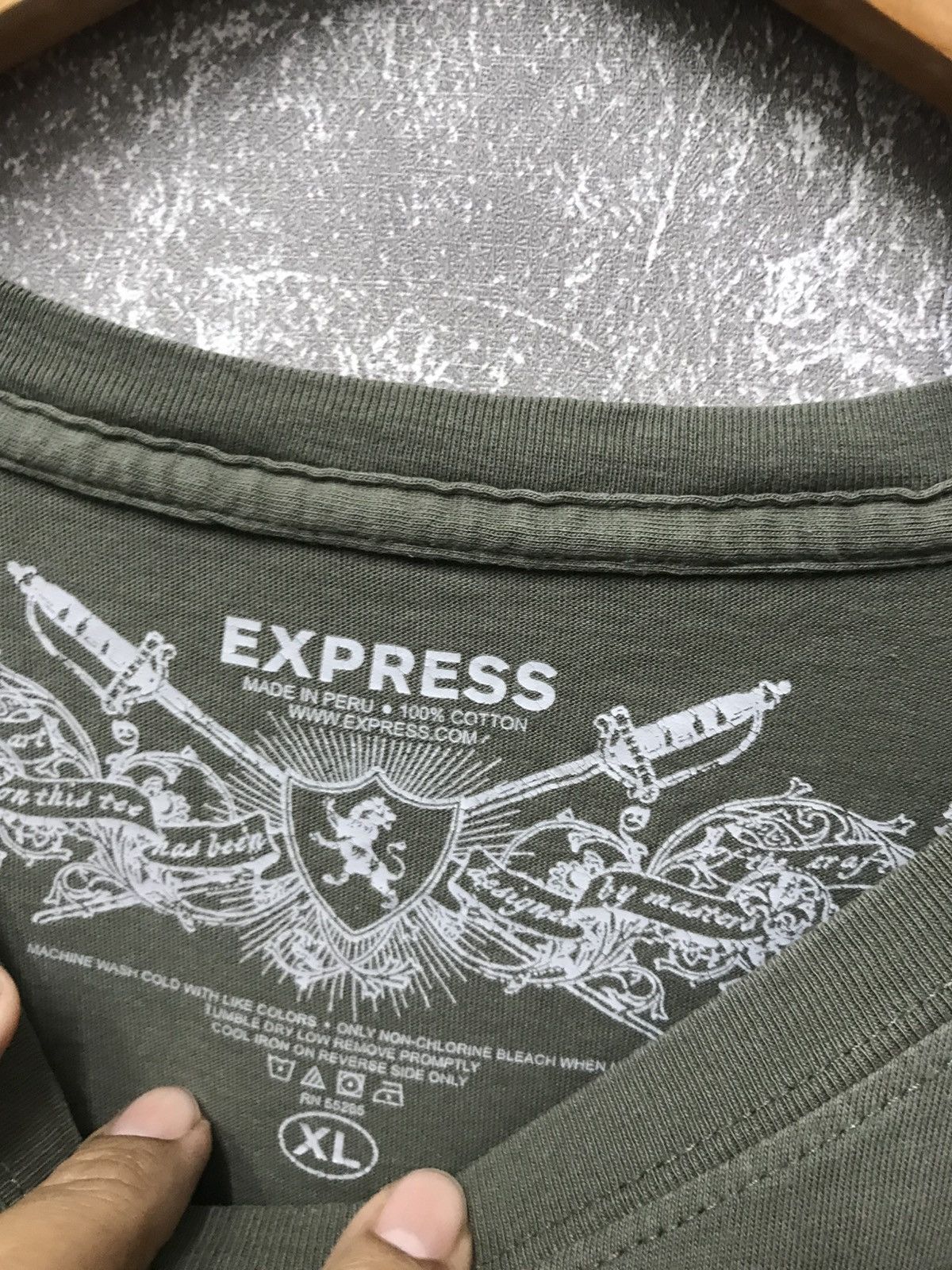 Affliction × Express × Southpole Express Affliction Skull Y2K Graphic Tee Size US XL / EU 56 / 4 - 4 Thumbnail