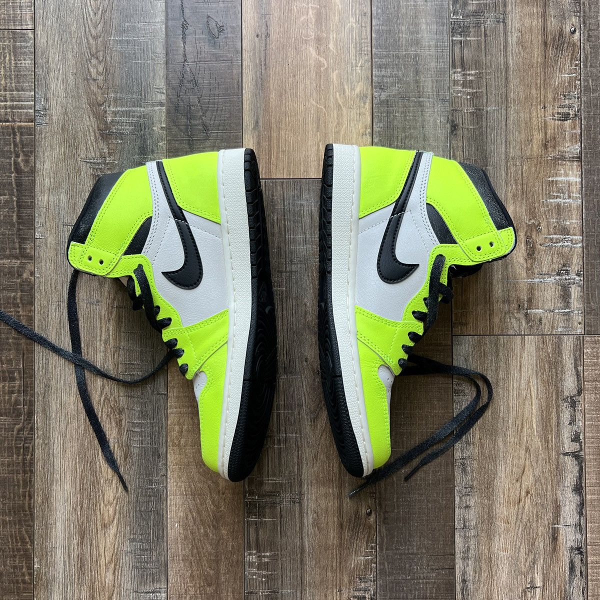 Nike Air Jordan 1 Retro High OG Volt/Black Size US 7.5 / EU 40-41 - 3 Thumbnail