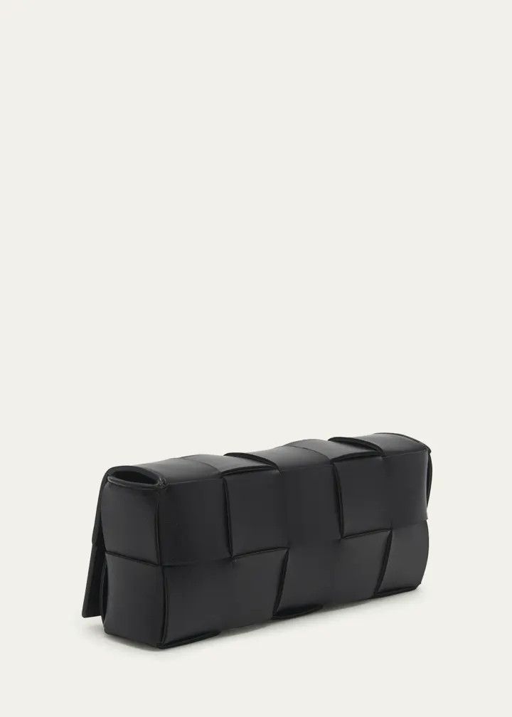 o1loc1c0824 Size: OS / Chain On Pouch in Black