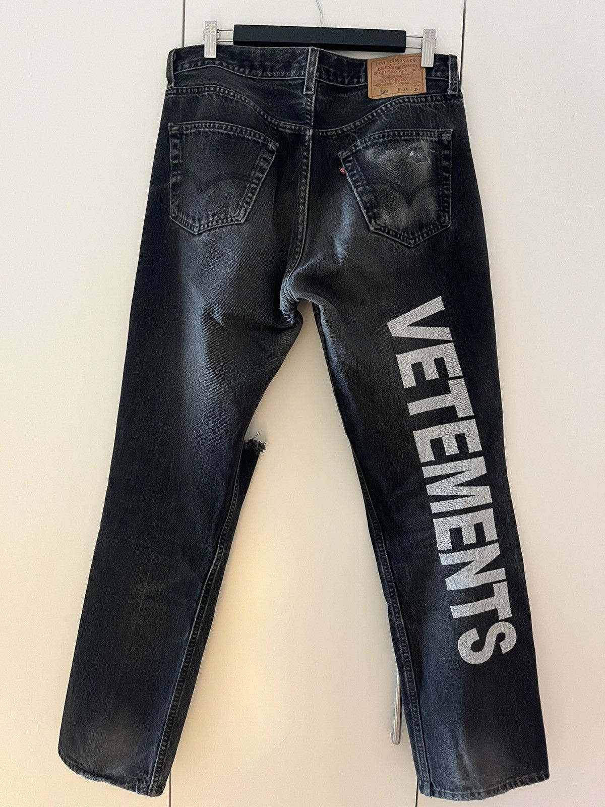 Levi's × Vetements Vetements X Levi’s Back logo embroidery black Size US 34 / EU 50 - 1 Thumbnail