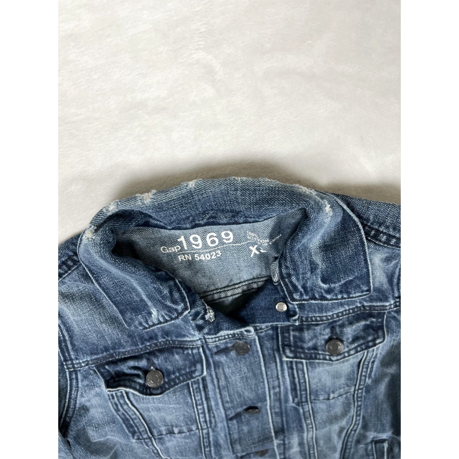 Gap VINTAGE Gap 1969 Jeans Jacket Womens XS Blue Denim Trucker Button Front Distressed Jacket Size 26" / US 2 / IT 38 - 3 Thumbnail