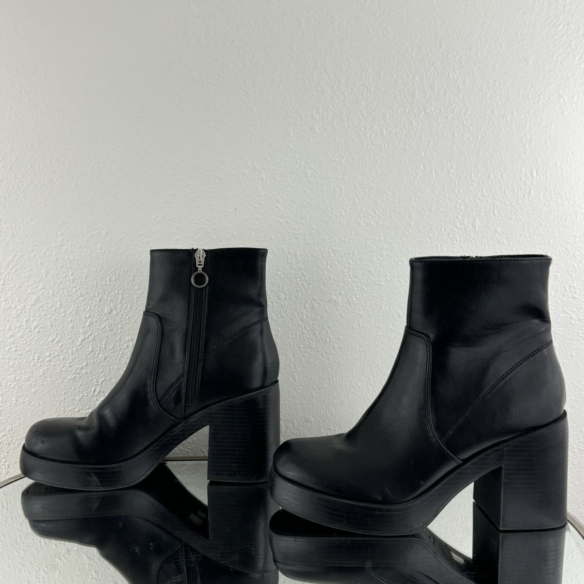 Other DIRTY LAUNDRY Black Faux Leather Groovy Platform Ankle Boots Size US 8.5 / IT 38.5 - 8 Thumbnail
