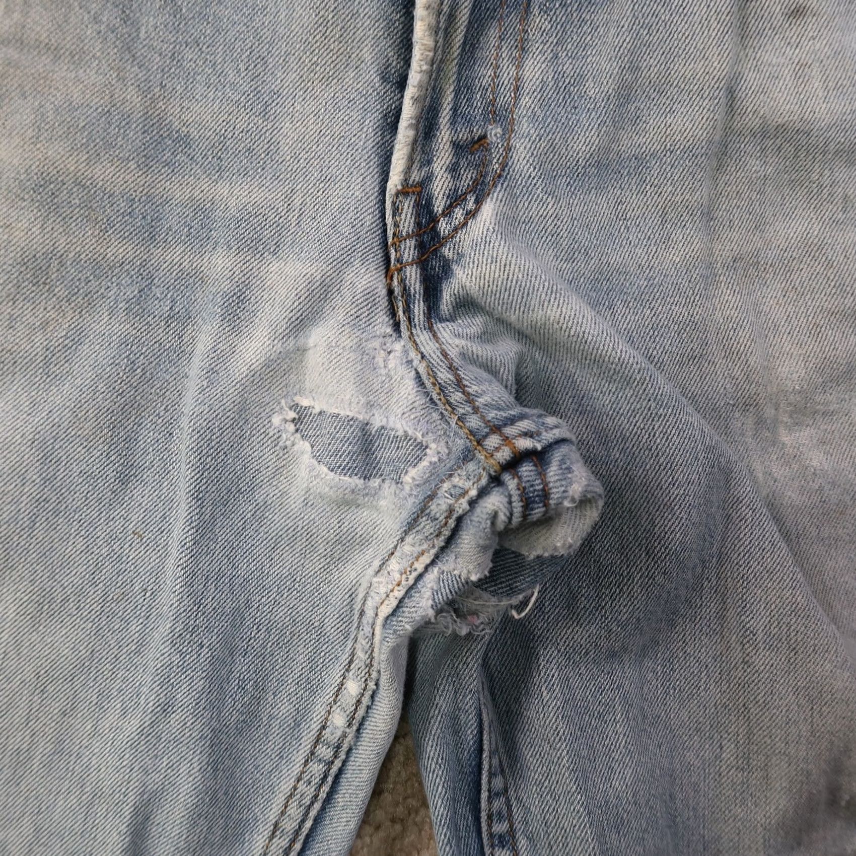 Levi's VINTAGE Levi's 550 Relaxed Straight Jeans Men's 34x36 Blue Denim Distressed Pants 5-Pocket Logo Zipper Button Belt Loops Cotton Denim Regular 34 Waist Size US 34 / EU 50 - 4 Thumbnail