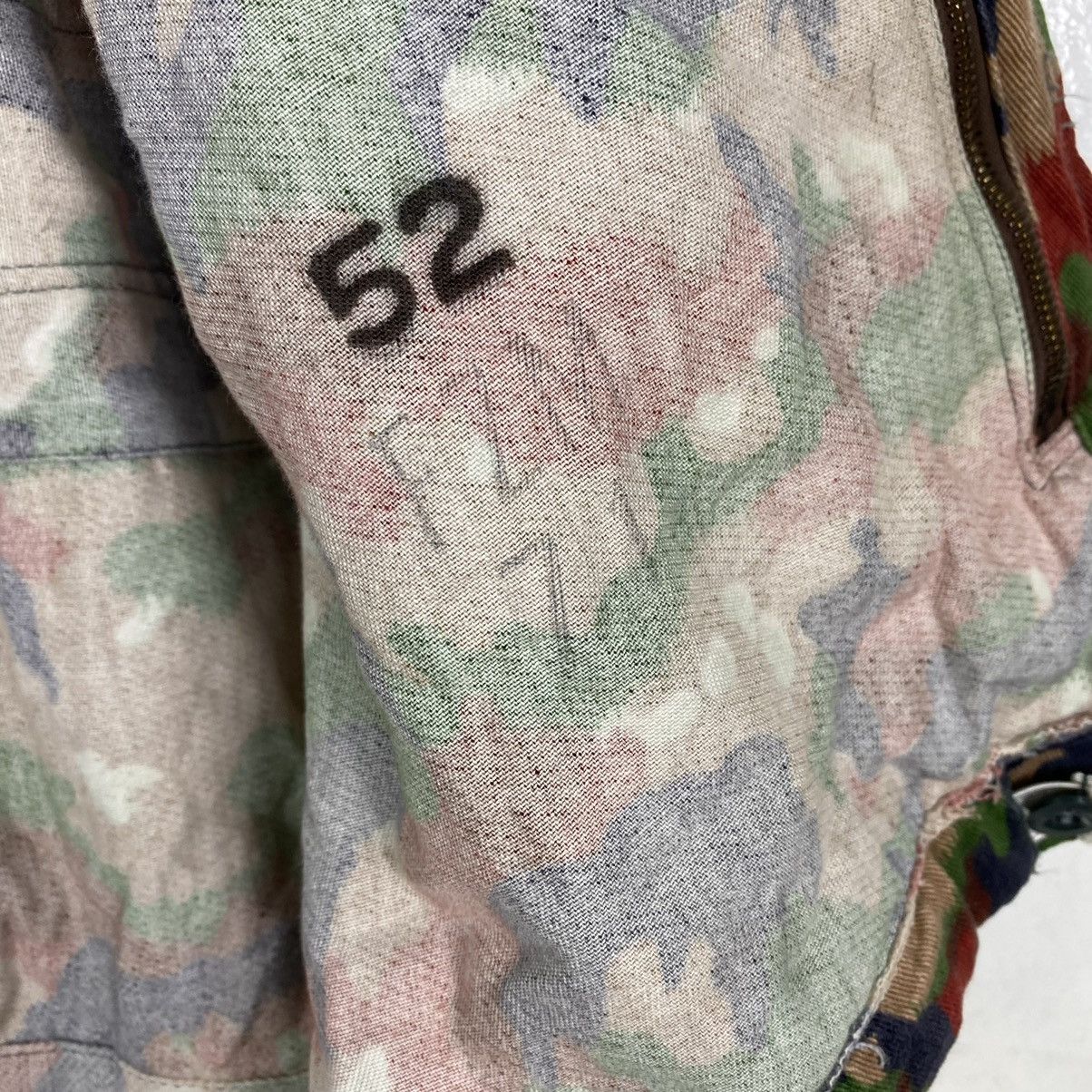Army Of Me VINTAGE SWISS ARMY COMBAT HEAVYWEIGHT JACKET M83 ALPENFLAGE Size US XL / EU 56 / 4 - 21 Thumbnail