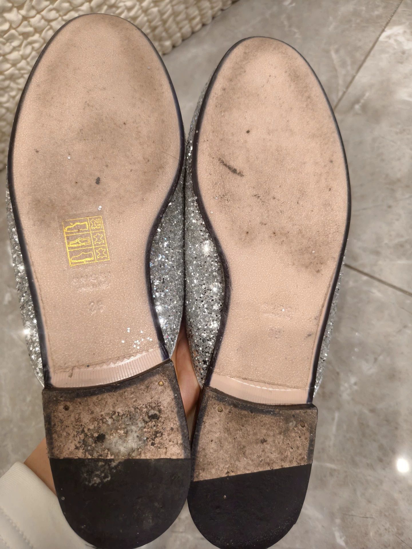 Gucci Gucci Authentic Silver Sequin Slippers 39 (Fits 38) Like new Size US 8.5 / IT 38.5 - 9 Thumbnail