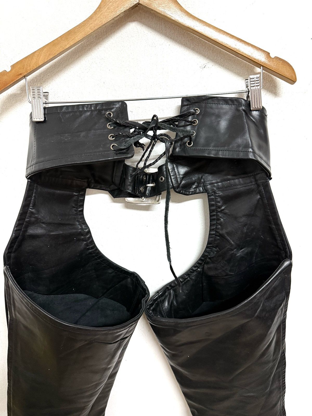 Chaps × Genuine Leather × Indian Motorcycle Indian Motorcycle Traditional Leather Chaps Size US 30 / EU 46 - 7 Thumbnail