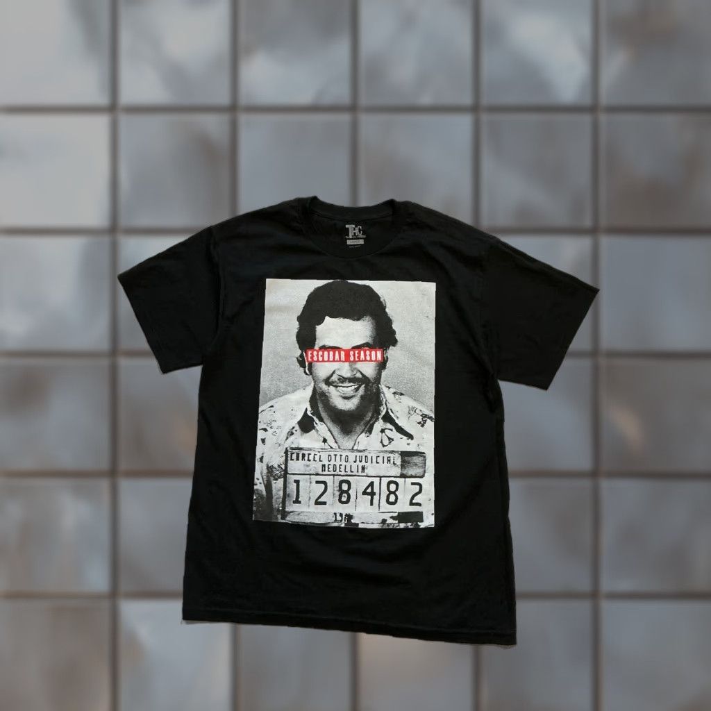 Vintage VINTAGE The Holy Couture Pablo Escobar Mugshot Black Graphic T-Shirt L Men Size US L / EU 52-54 / 3 - 1 Thumbnail