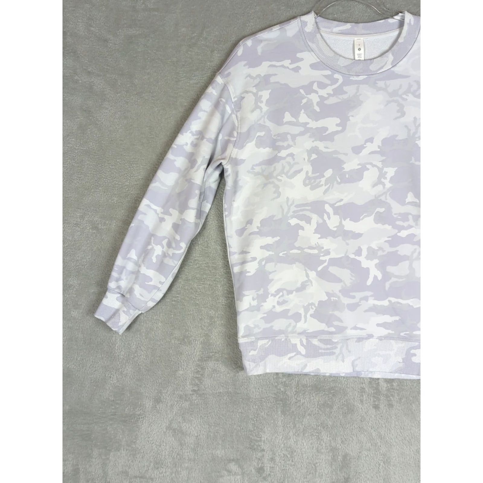 Lululemon VINTAGE Lululemon Perfectly Oversized Crew Sweatshirt Incognito Camo Alpine White Size 2 Size XS / US 0-2 / IT 36-38 - 2 Thumbnail