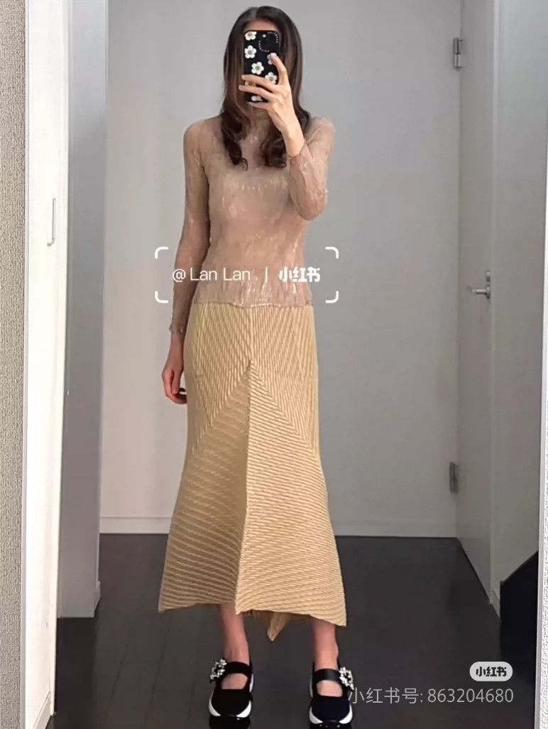 Issey Miyake Issey Miyake size:2 Beige new fish-scale skirt Size 23" - 1 Thumbnail