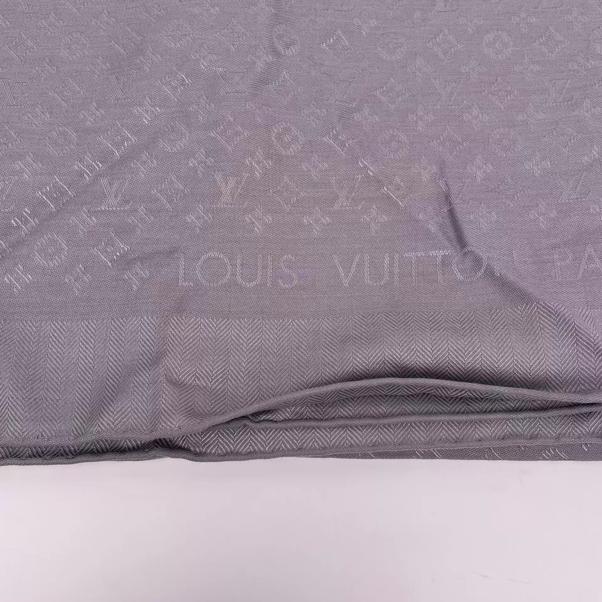 Louis Vuitton Louis Vuitton Scarf Gray Full Print 251211LYHTT07 Size ONE SIZE - 9 Thumbnail