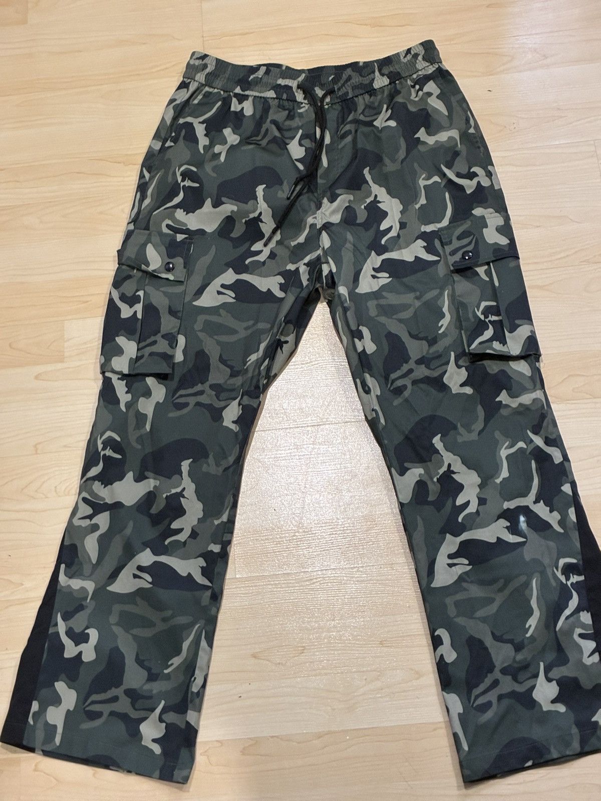 Shein Camo baggy cargo pants Size US 34 / EU 50 - 1 Thumbnail