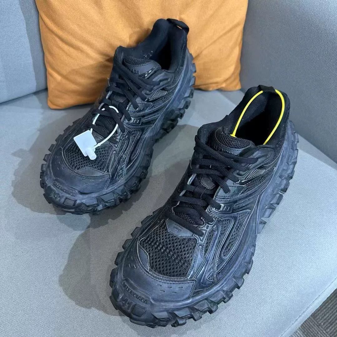 Balenciaga Balenciaga Black Lowtop Sneakers 8 Men Size US 8 / EU 41 - 1 Thumbnail