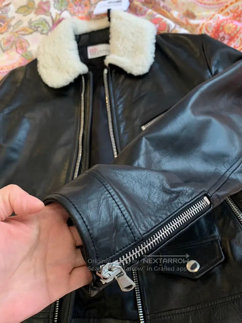 Valentino Valentino The woman wears a leather coat Size S / US 4 / IT 40 - 6 Thumbnail