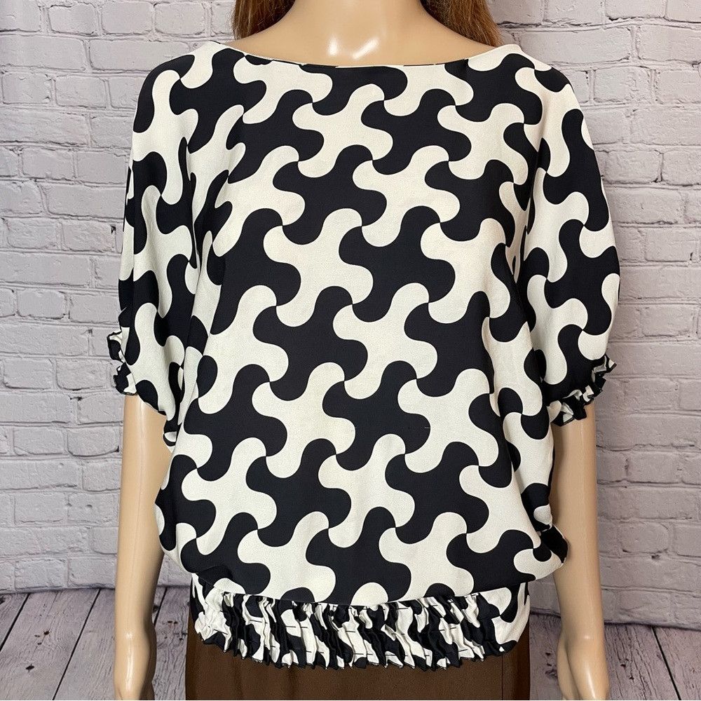 Diane von Furstenberg Diane Von Furstenberg Silk Black White Short Sleeve Blouse Size XS / US 0-2 / IT 36-38 - 2 Thumbnail