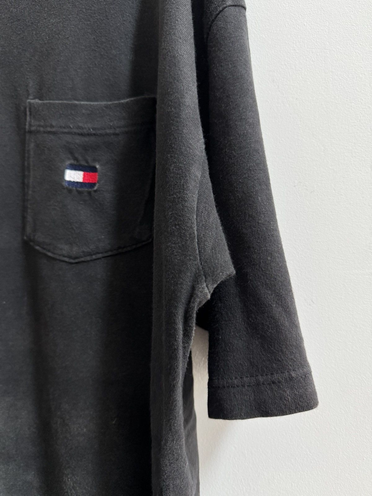 Tommy Hilfiger Vintage Tommy Hilfiger Small Flag Pocket T-Shirt Size US XL / EU 56 / 4 - 8 Thumbnail
