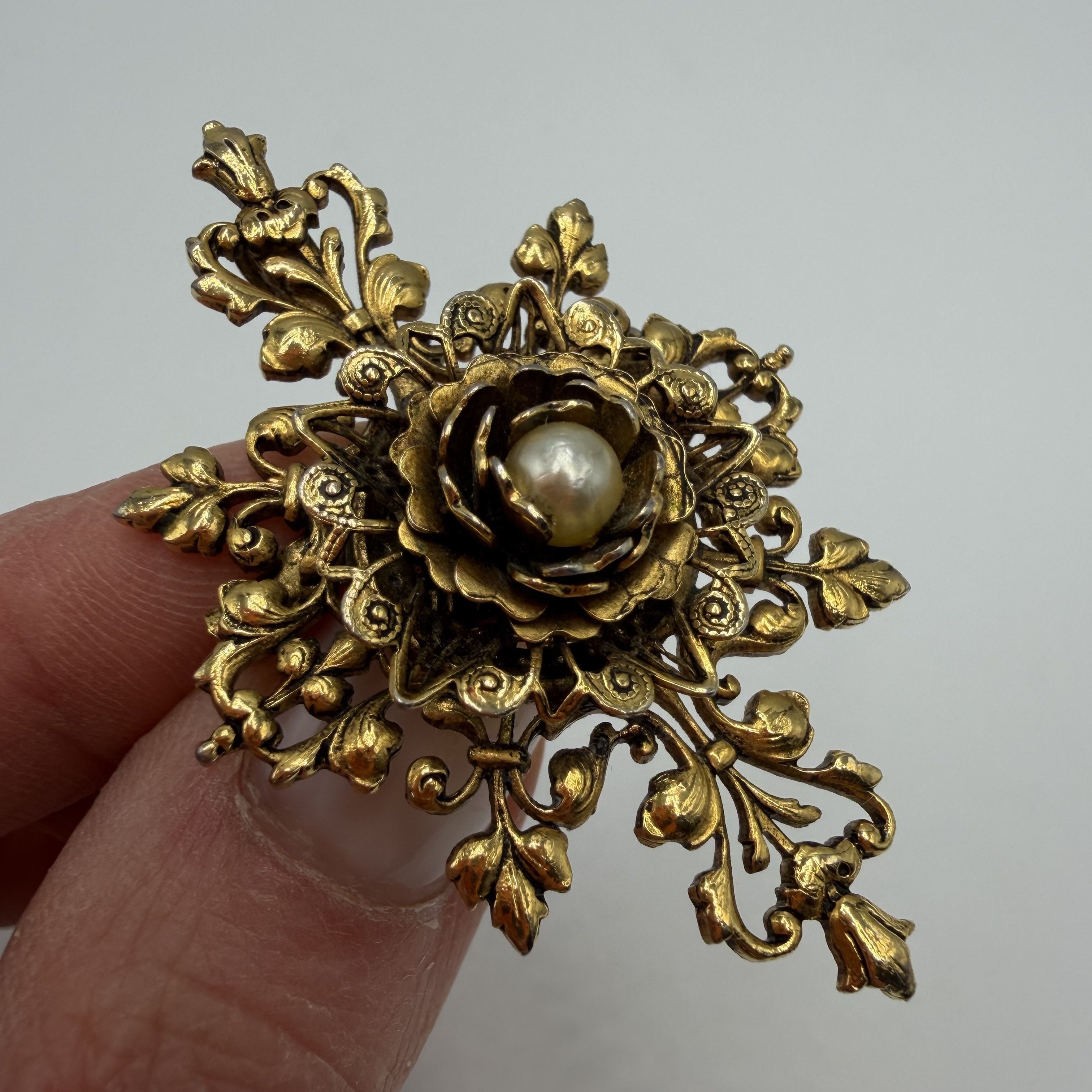 Vintage Vintage Baroque Pearl Brooch Gold Tone Antique pin Size ONE SIZE - 5 Thumbnail