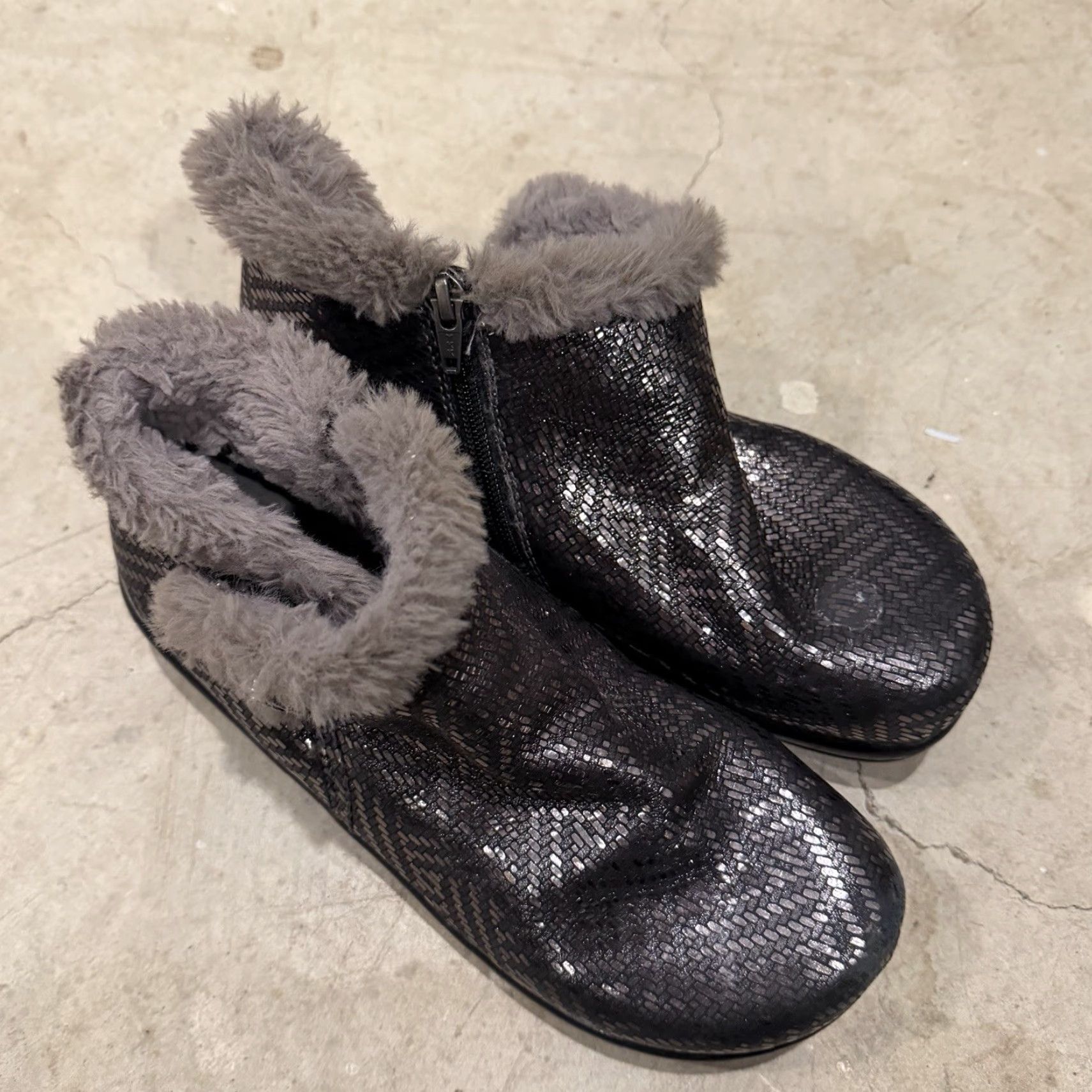Vintage ALEGRIA Meri Pewter Dazzler Lined Ankle Boots Women 7.5 38 Pewter Leather Faux Fur Flat Heel Mer-532 MS Casual Travel Size US 8 / IT 38 - 3 Thumbnail