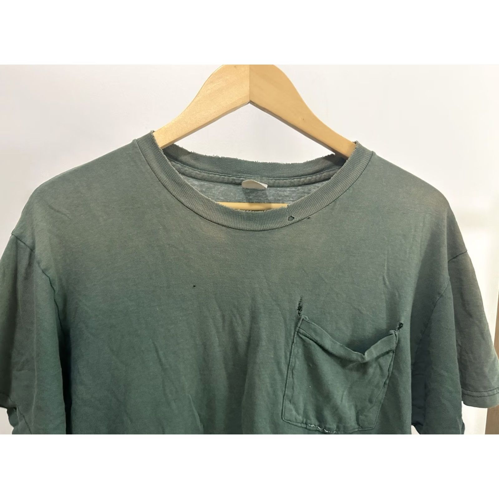 Fruit Of The Loom VINTAGE Fruit of the Loom T-Shirt L Green WIP Work Soft Pocket Front Thrashed Faded Worn Size US L / EU 52-54 / 3 - 6 Thumbnail