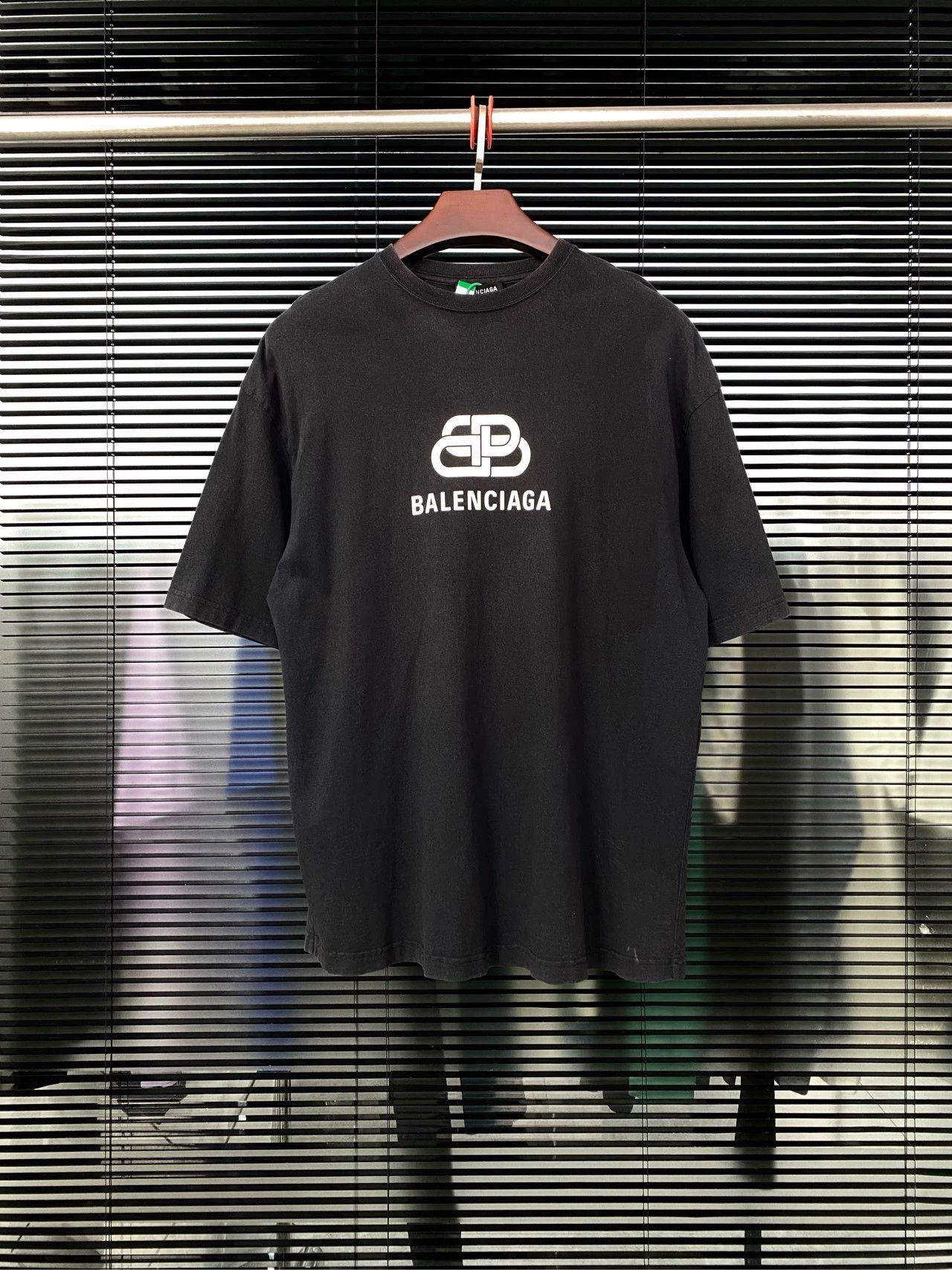Balenciaga BalenciagaShort sleeved T-shirt with double B lock and letter printed logo Size US XS / EU 42 / 0 - 1 Thumbnail