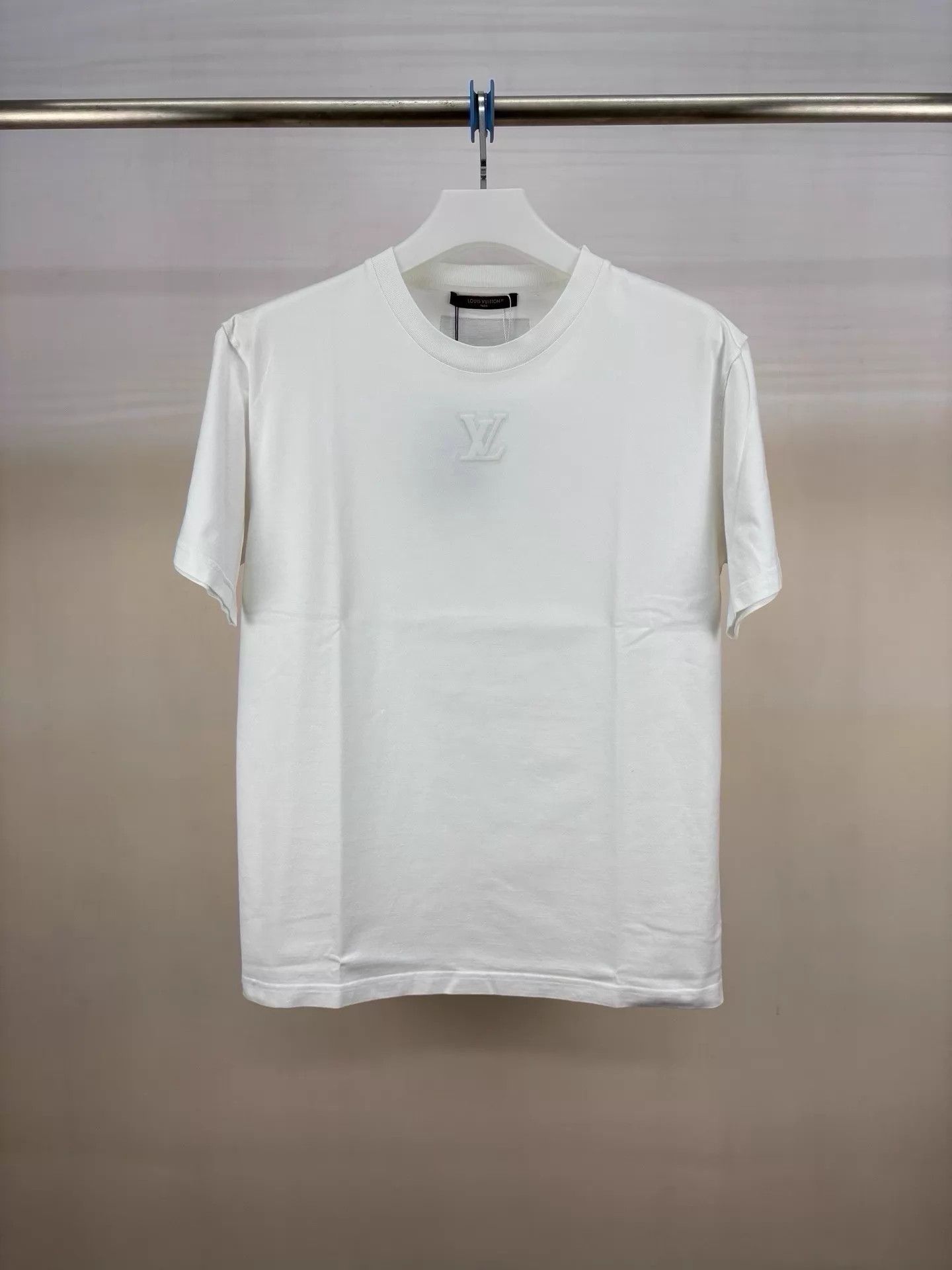 Louis Vuitton Louis Vuitton White Embossed Logo Short Sleeve T-Shirt Size US L / EU 52-54 / 3 - 1 Thumbnail