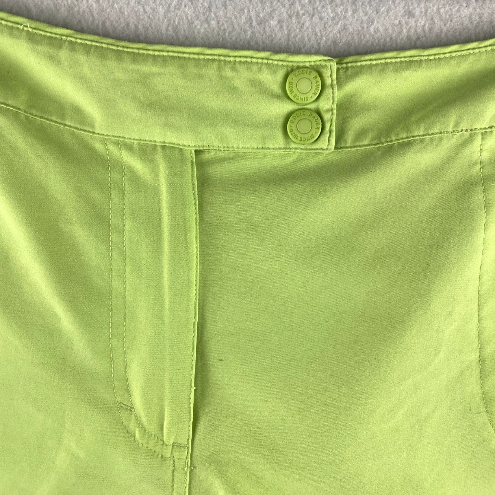 Eddie Bauer Eddie Bauer Shorts Women 18 Green Hiking Zip Pockets Light Weight Flat Front Size 40" / US 18 - 6 Thumbnail