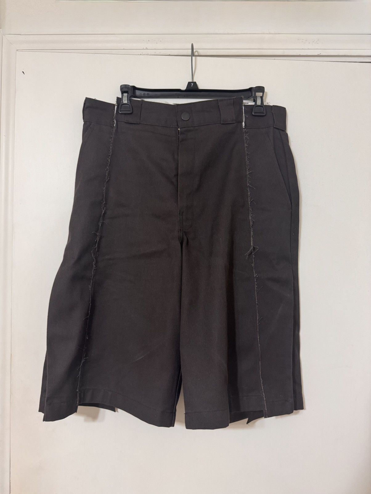 VUJADE ヴジャデ　DAXDESTROYEDAFFIXCARGOSHORTS Vuja De Clothing: Curated Shirts, Jeans, Shoes & More | Grailed