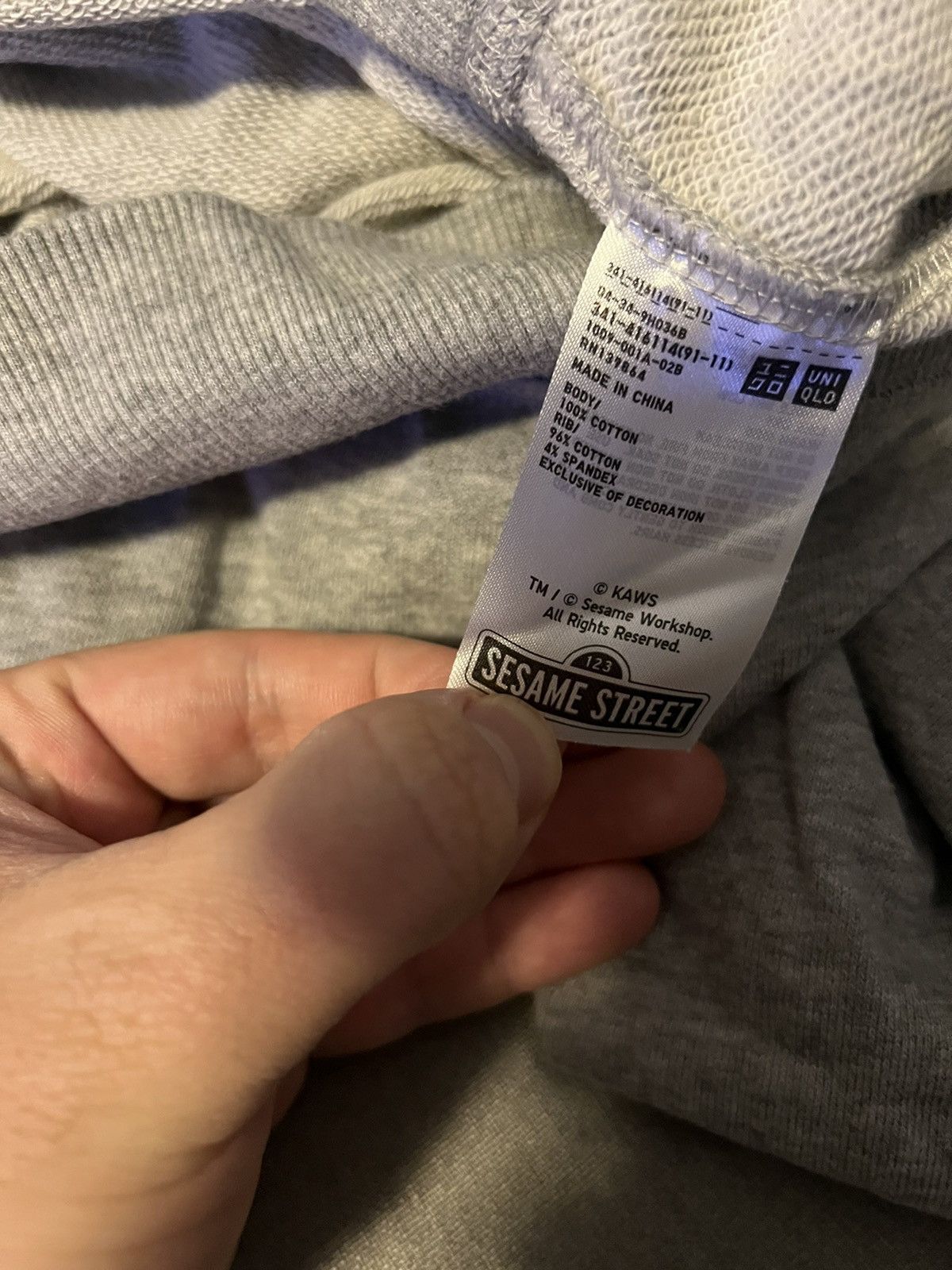 Kaws × Uniqlo Sesame Street Companion Trash Can Outline Sweatshirt FW18 Size US L / EU 52-54 / 3 - 5 Thumbnail