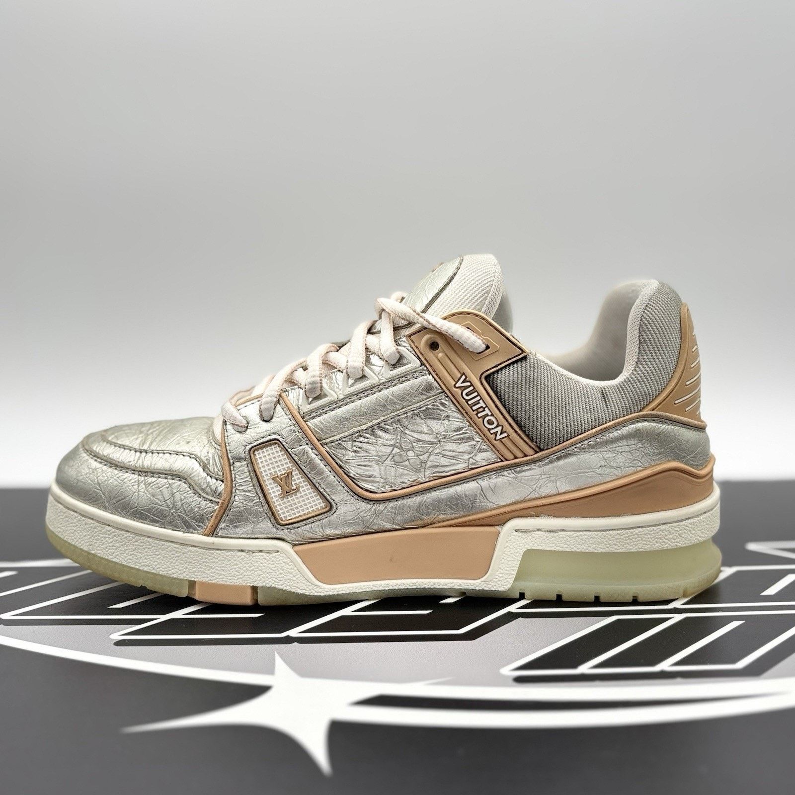 Louis Vuitton (7-7.5 US) Louis Vuitton Trainer ' Metallic, Beige ' Size US 7 / EU 40 - 4 Thumbnail