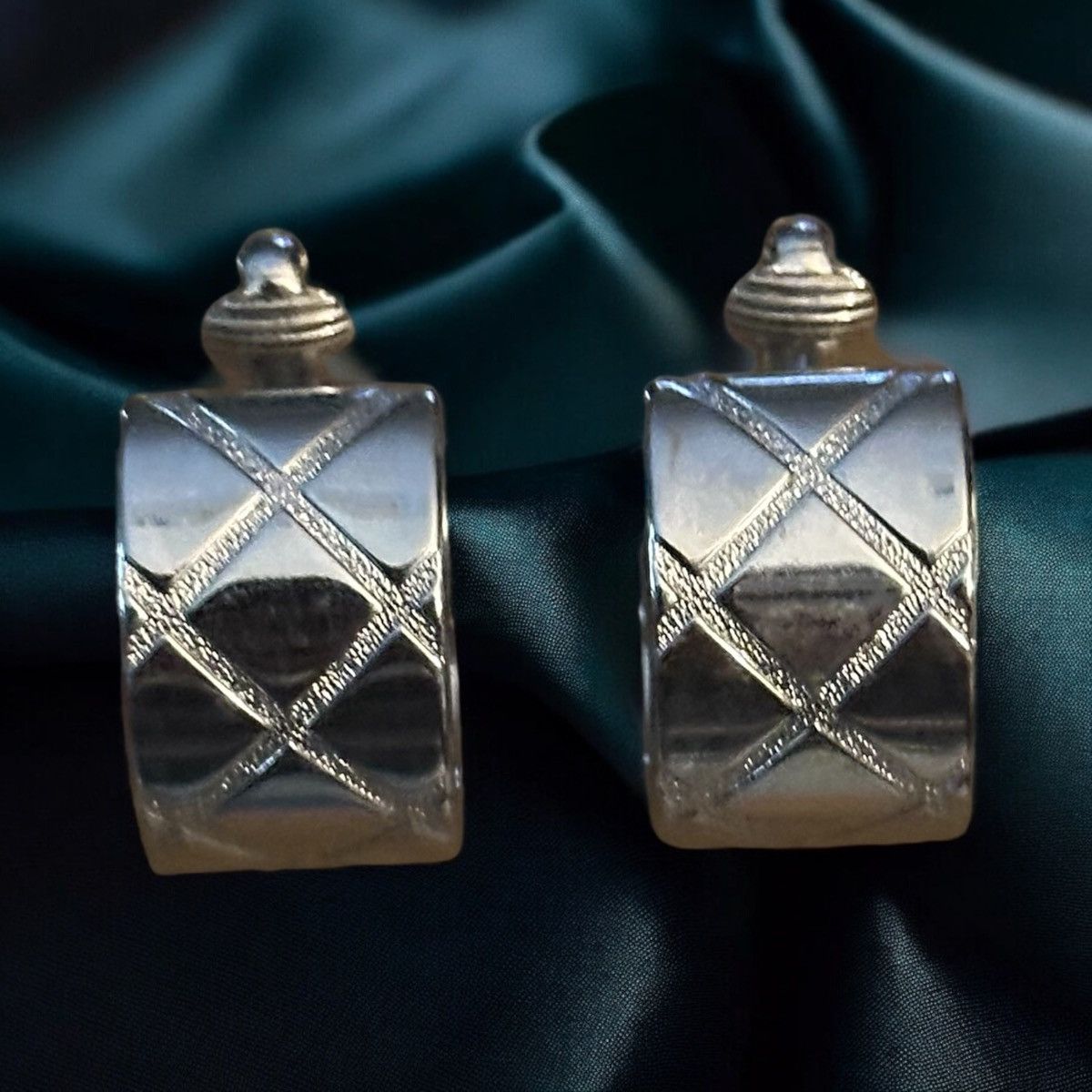 Vintage Vintage chunky silver tone quilt etched clip on hoop earring Size ONE SIZE - 2 Thumbnail