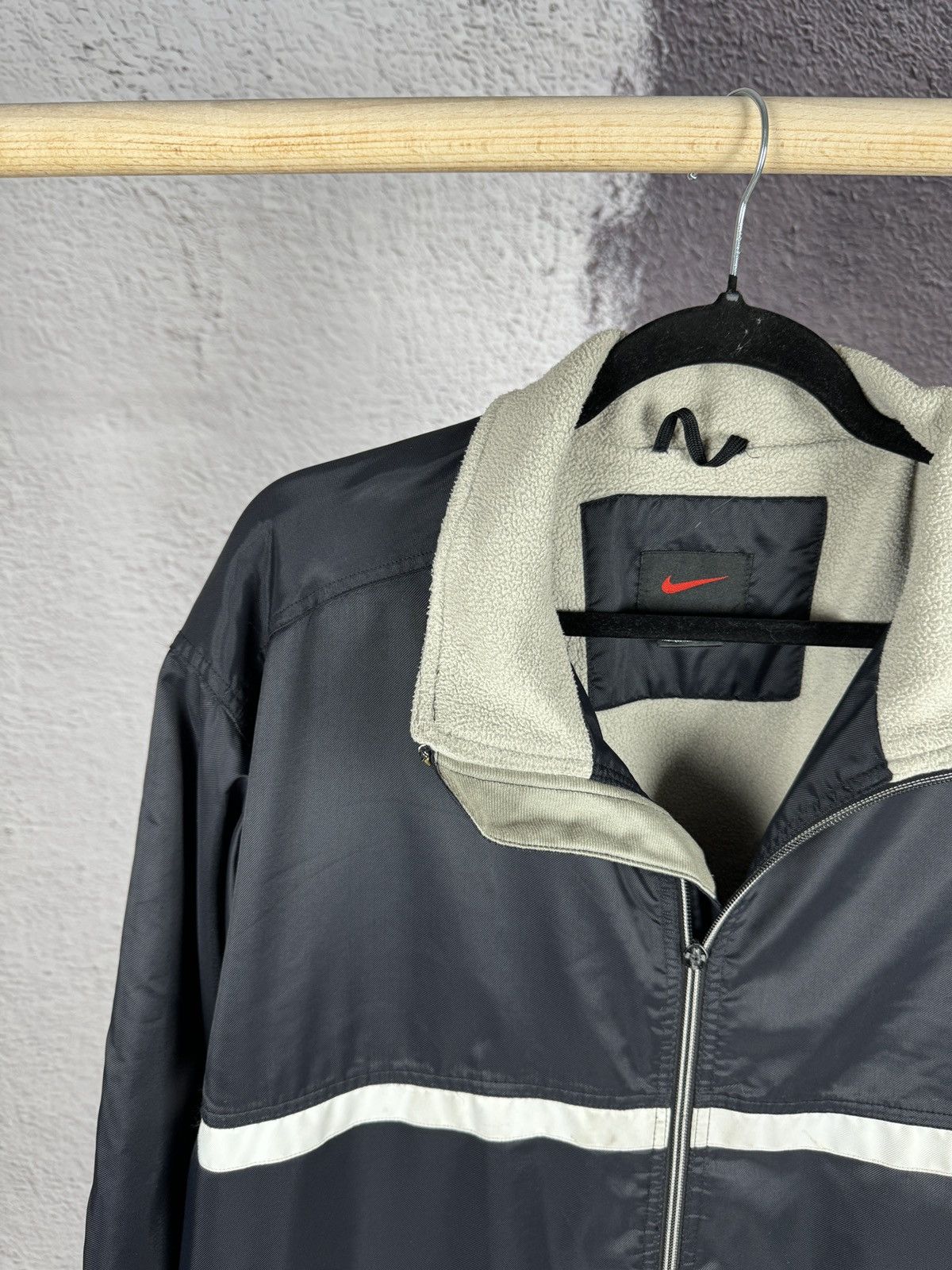 Nike × Vintage Nike vintage 90s black striped swoosh nylon fleece jacket Size US L / EU 52-54 / 3 - 3 Thumbnail
