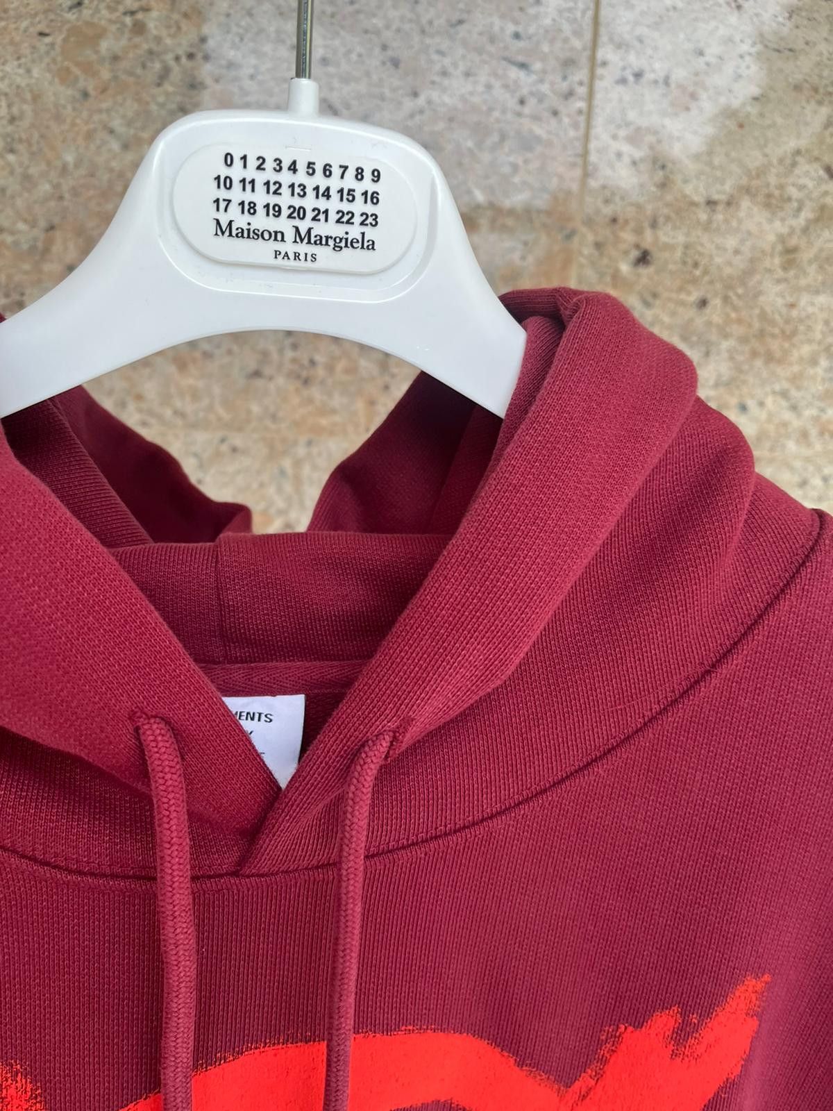 Vetements Anarchy Gothic Logo Hoodie in Bordeaux Size US L / EU 52-54 / 3 - 10 Thumbnail