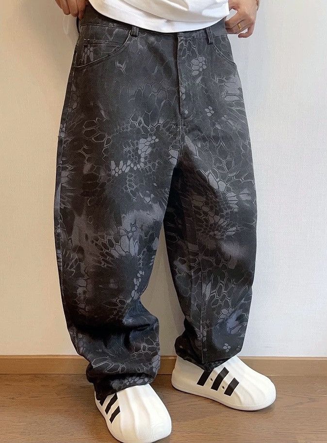 image of Vintage Avant Garde Y2K Camouflage Snake Print Baggy Loose Pants in Black, Men's (Size 30)