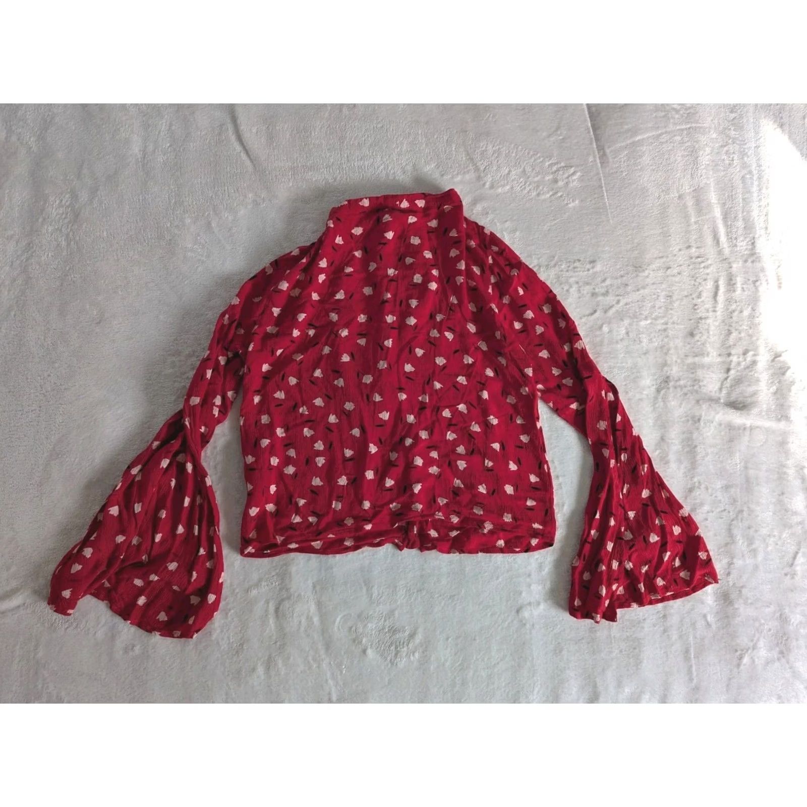 Billabong Billabong Red & White Mini Floral Bell Sleeve Blouse Med Button Up Tie Neck Size M / US 6-8 / IT 42-44 - 4 Thumbnail