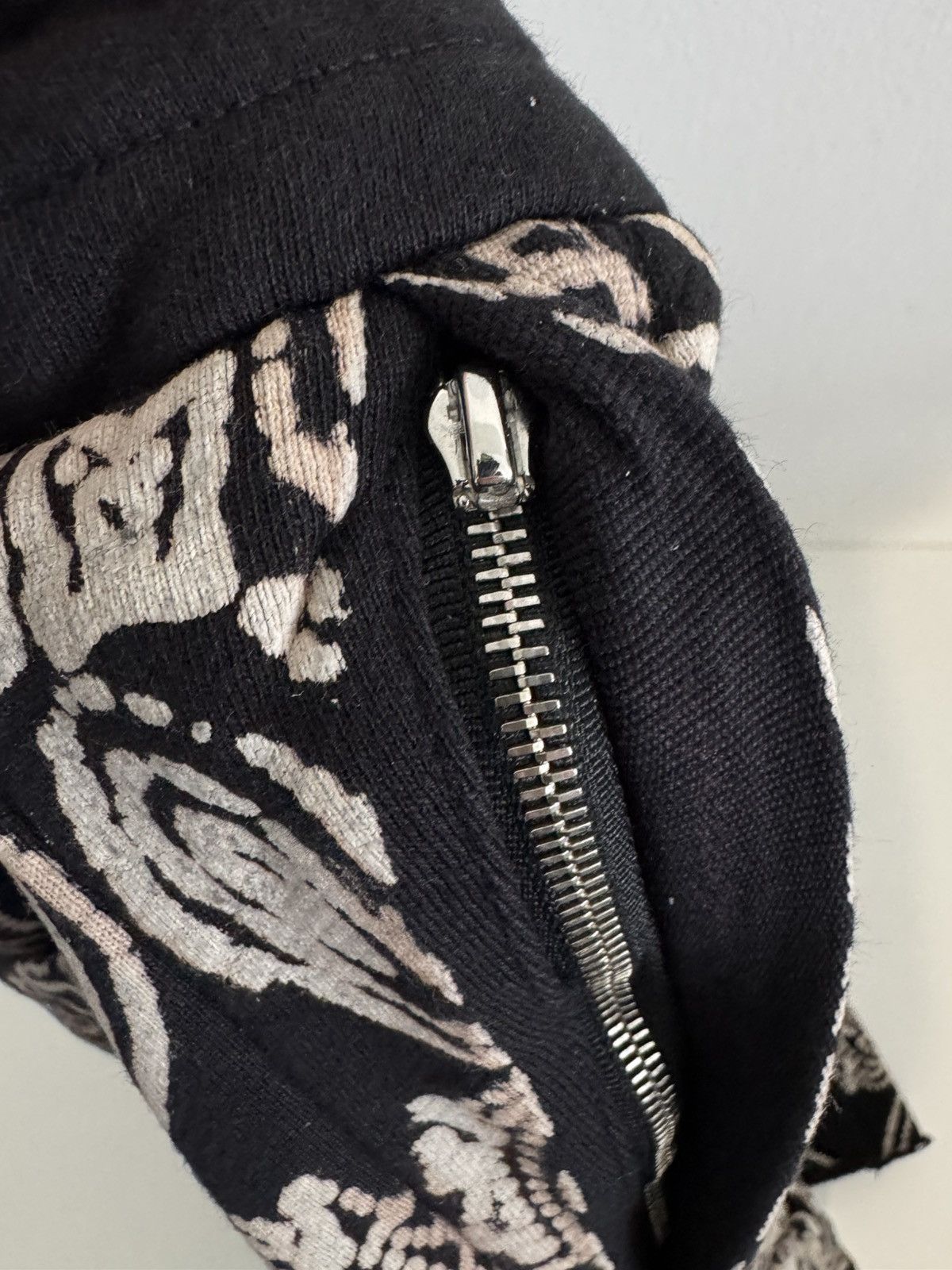 Amiri AMIRI BANDANA BLEACH BLACK BEACH SHORTS SIZE XL $990 Size US 36 / EU 52 - 9 Thumbnail