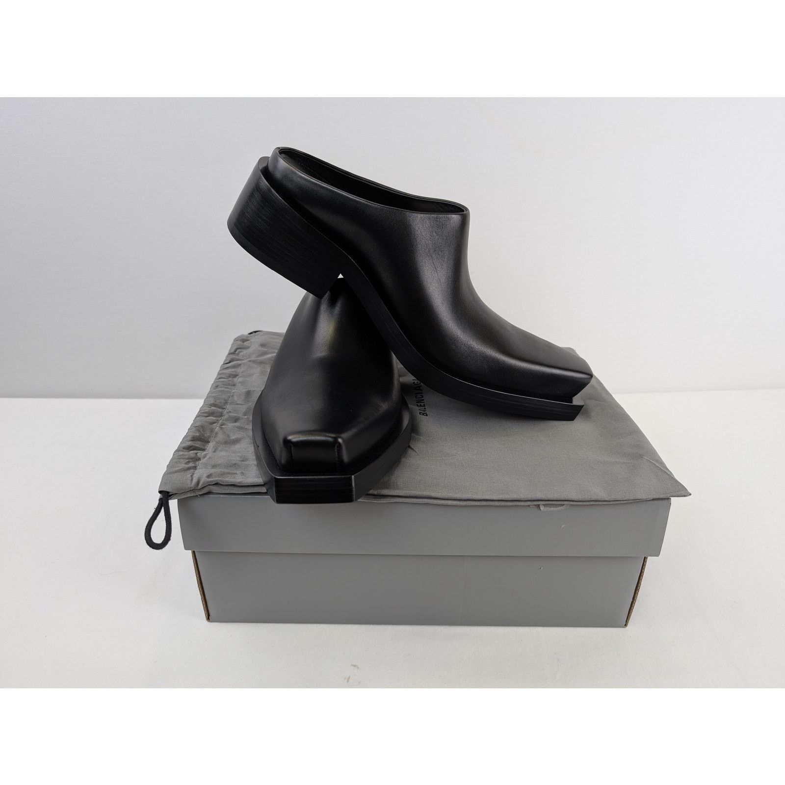 Balenciaga o1rshd1 New Matt Calfskin Santiago Mule Sandal in Black Size US 12 / EU 45 - 15 Thumbnail