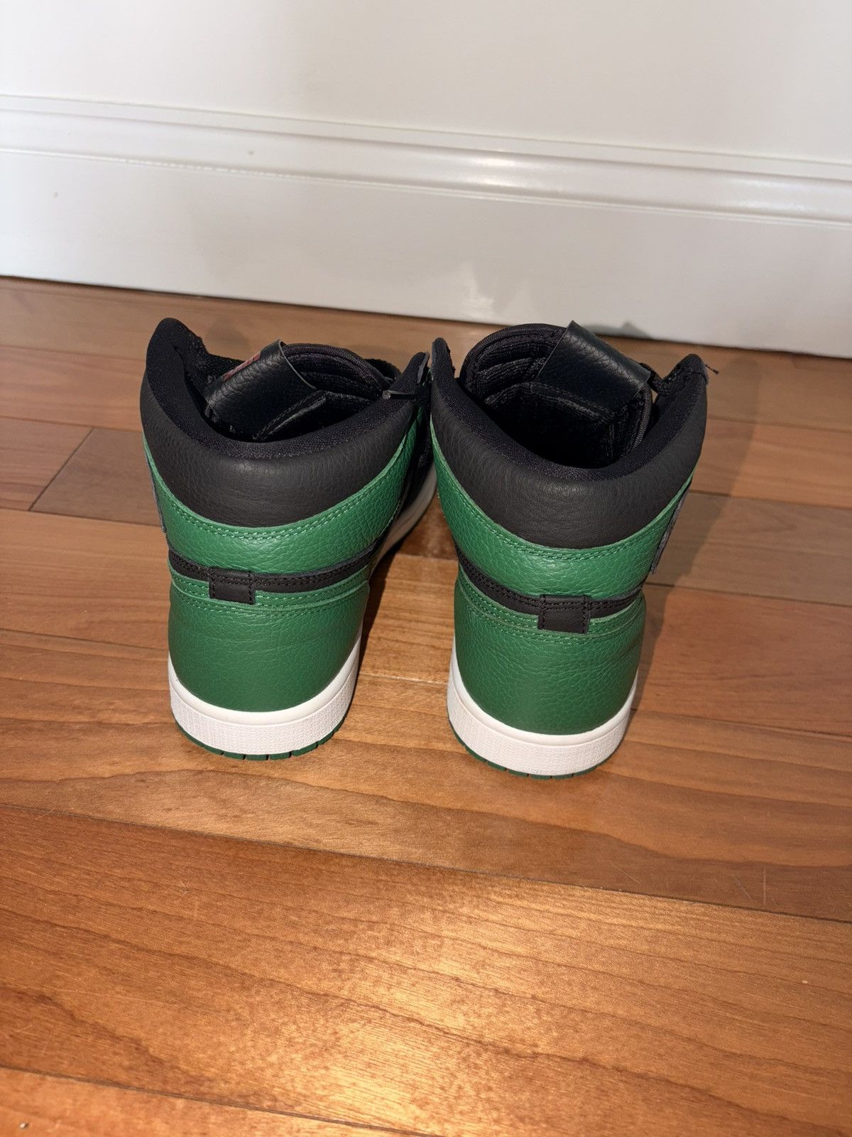 Jordan Brand Air Jordan 1 Retro High Pine Green Size US 8 / EU 41 - 4 Thumbnail