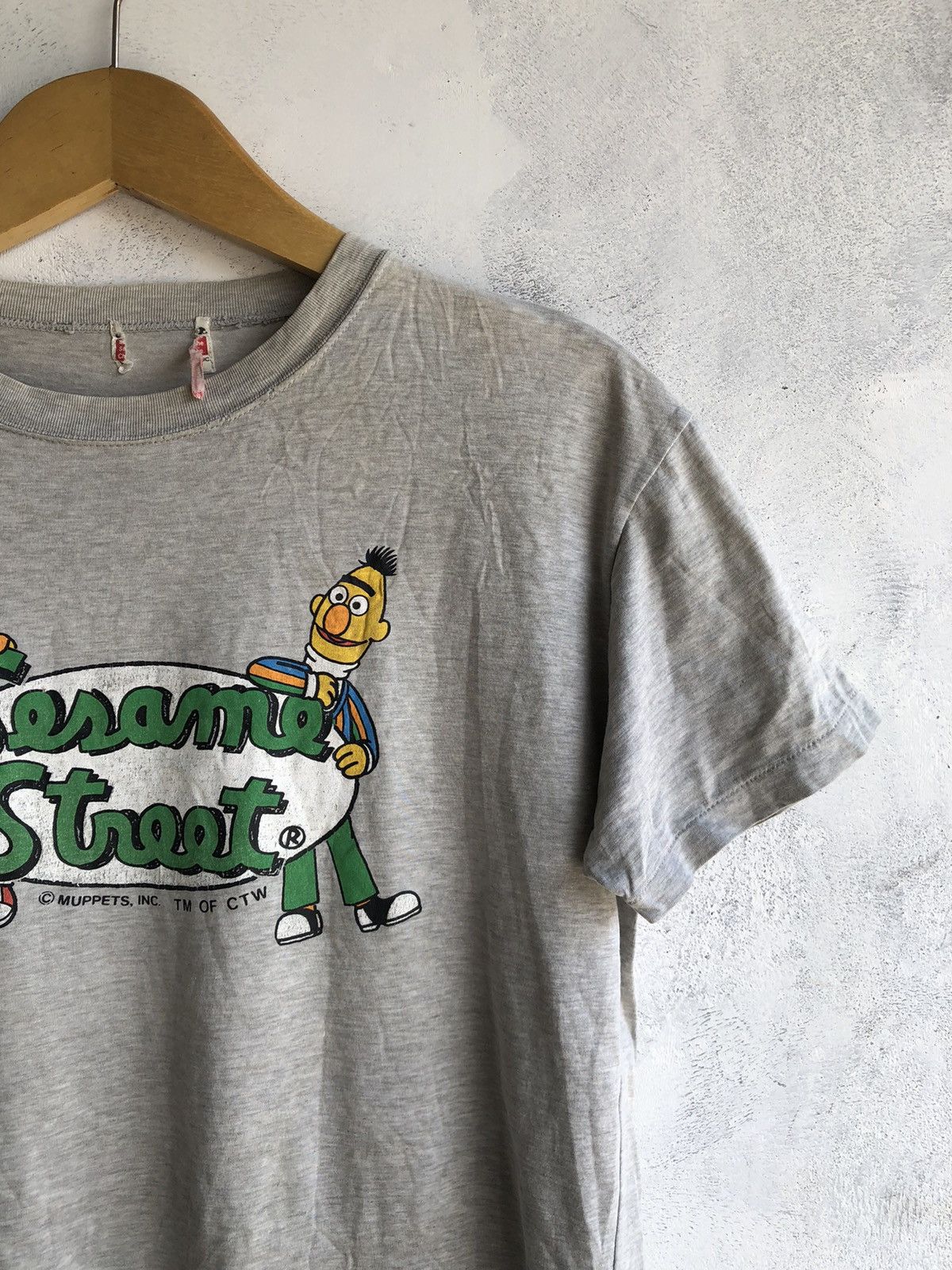 Japanese Brand × Vintage Vintage 90s Sesame Street Big Logo Tshirt Size US M / EU 48-50 / 2 - 2 Thumbnail